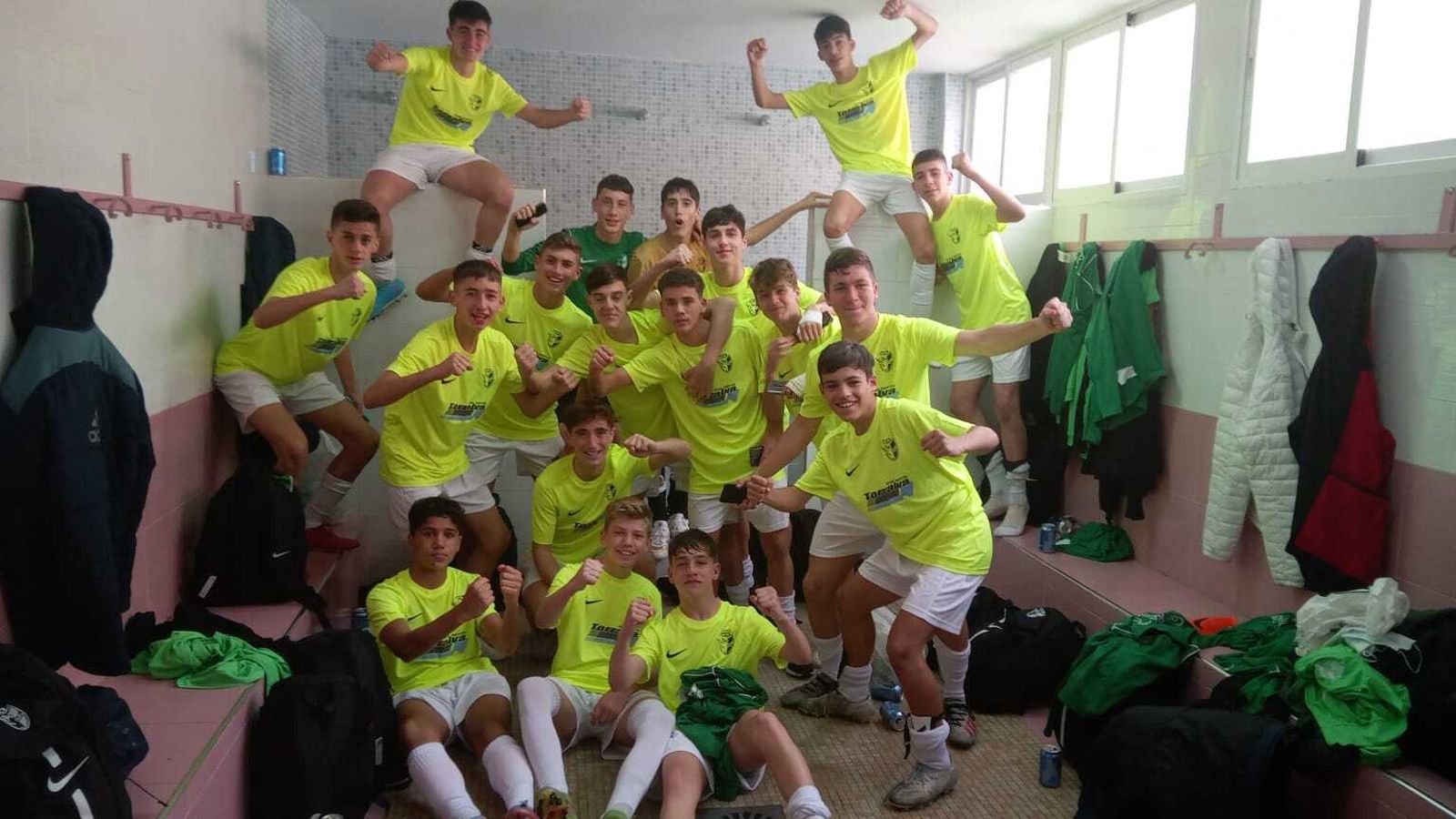 Los campeones celebran su victoria en el vestuario