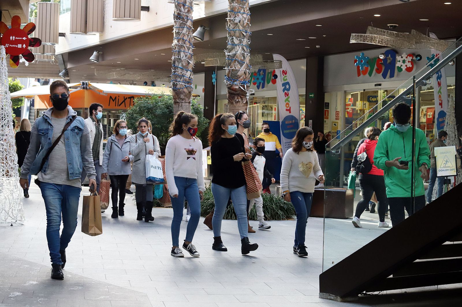 Varias personas pasean por el Centro Comercial Holea.
