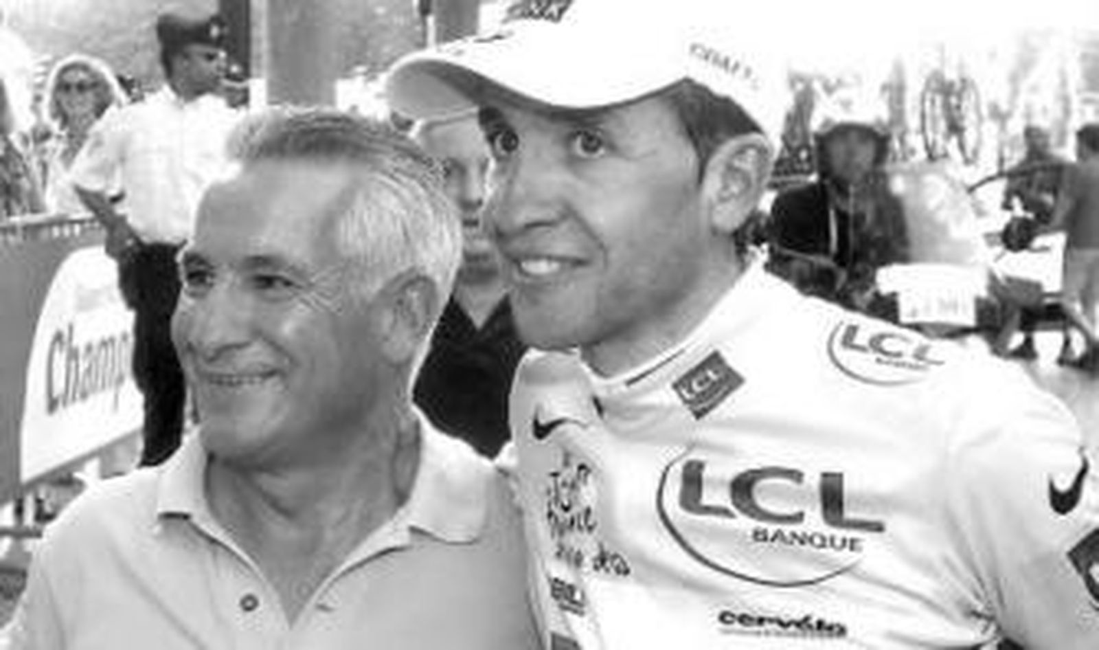 Carlos Sastre, junto a su padre, Víctor, en París.