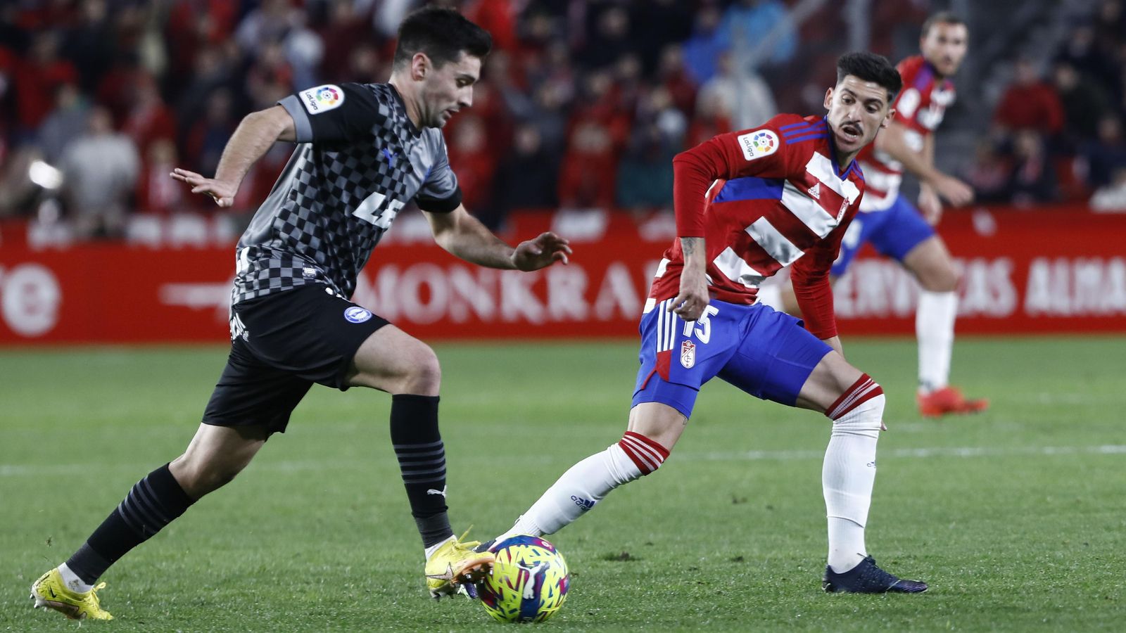 Carlos Neva aguanta la internada de un jugador del Alavés.