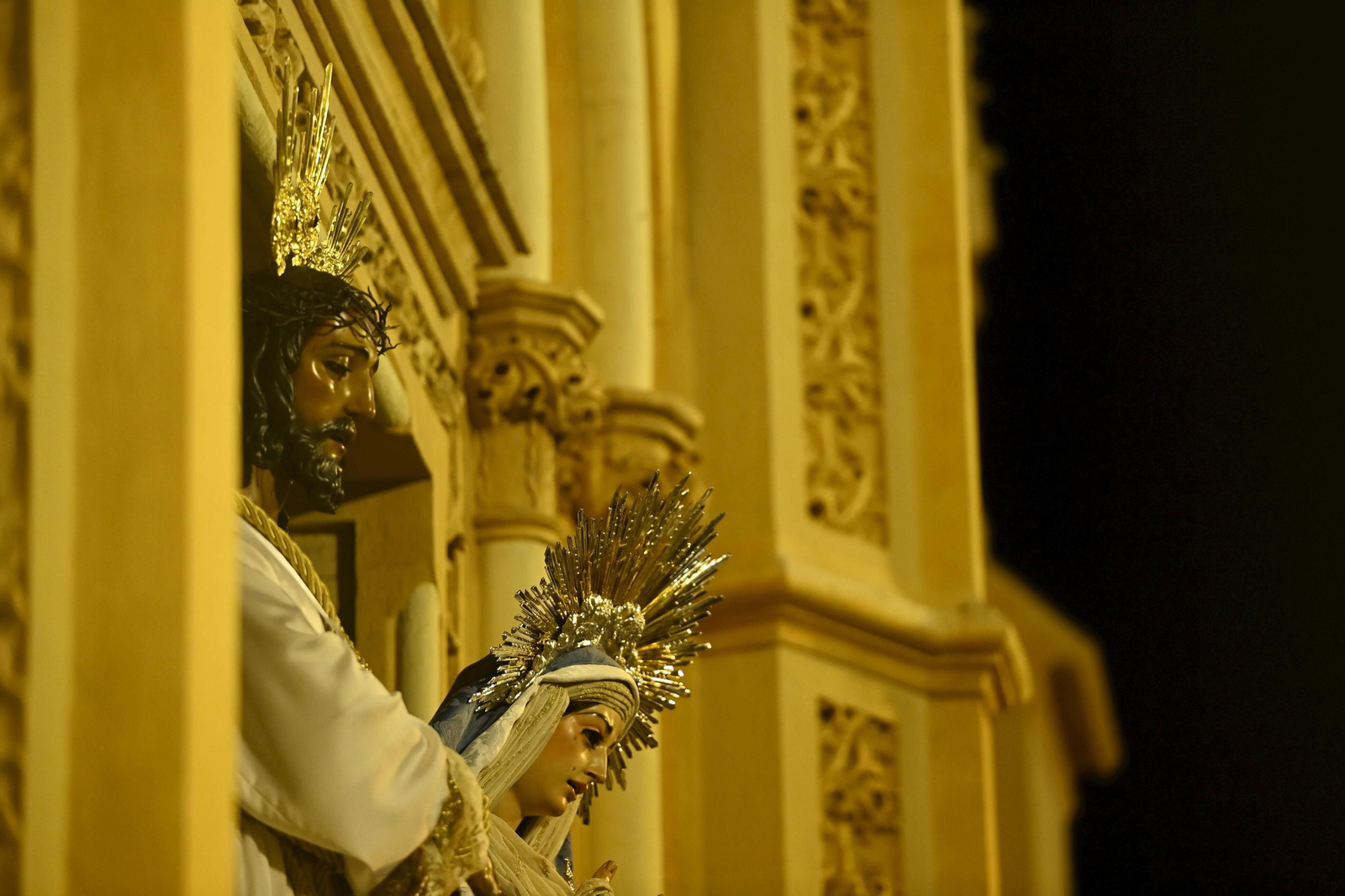 La misa del alba y el traslado del Cautivo, en fotos