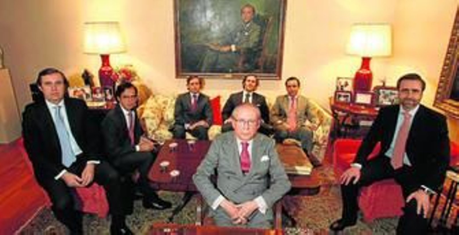 José María Ruiz-Mateos, rodeado de sus seis hijos varones. De izquierda a derecha, Zoilo, Alfonso, Pablo, Álvaro, José María y Javier.