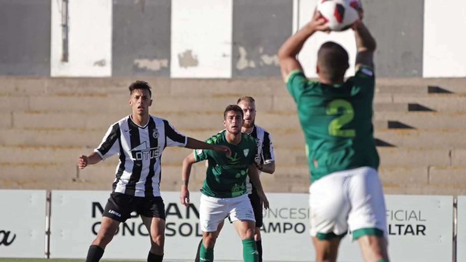 Ahmed atento a un saque de banda durante el Balona-Villanovense de ayer
