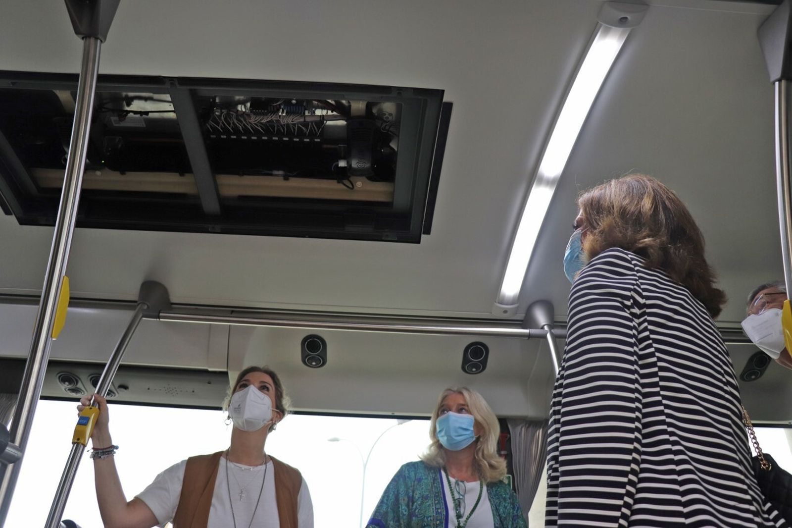 Los nuevos filtros, instalados en los techos de los autobuses.