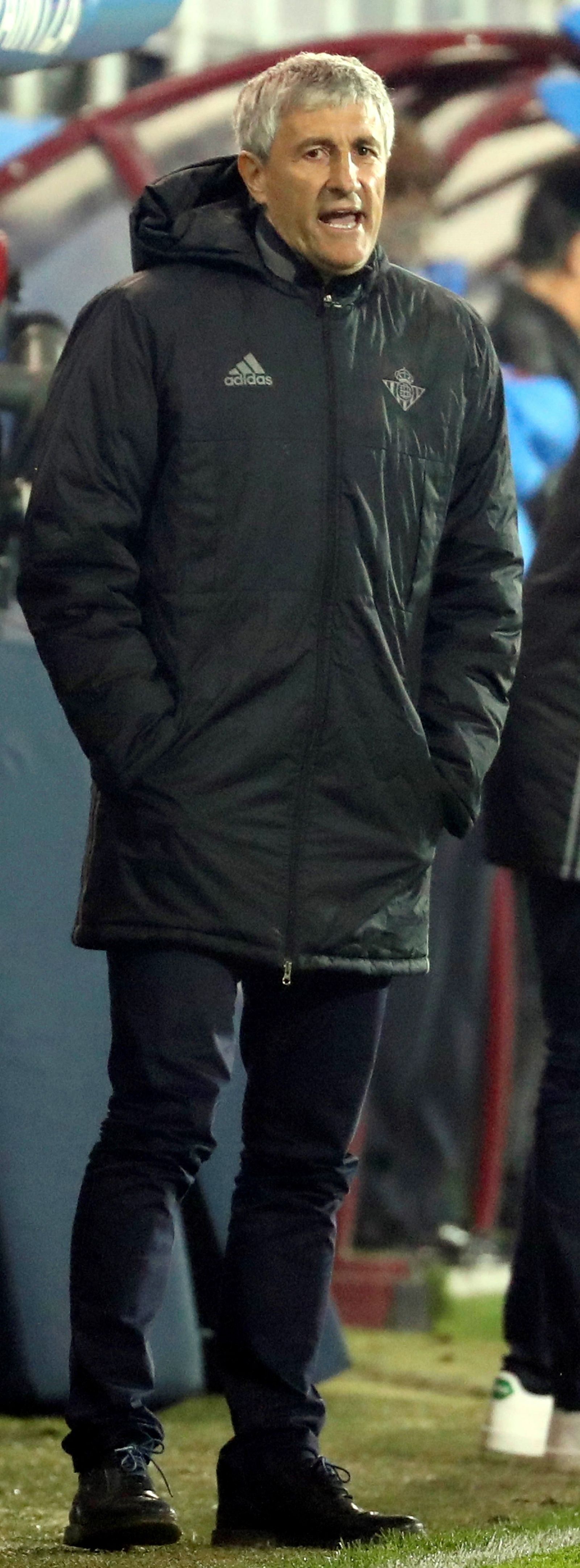 Quique Setién imparte instrucciones a sus jugadores desde el área técnica.