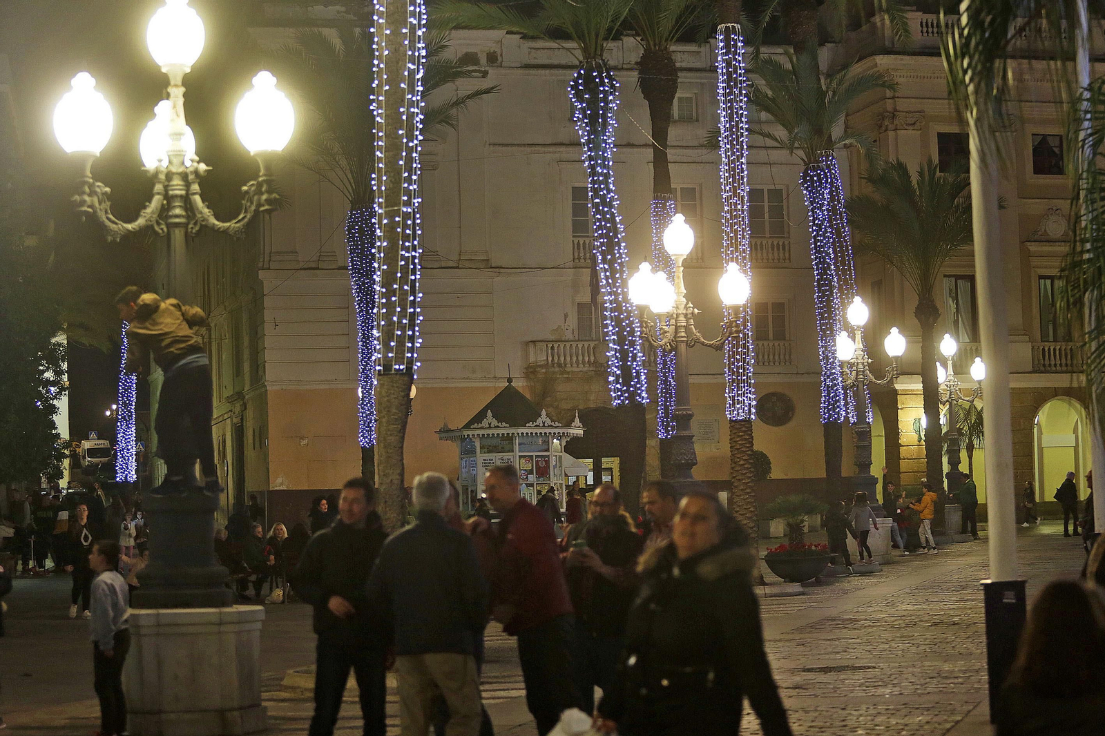 El encendido del alumbrado inaugura la Navidad en Cádiz