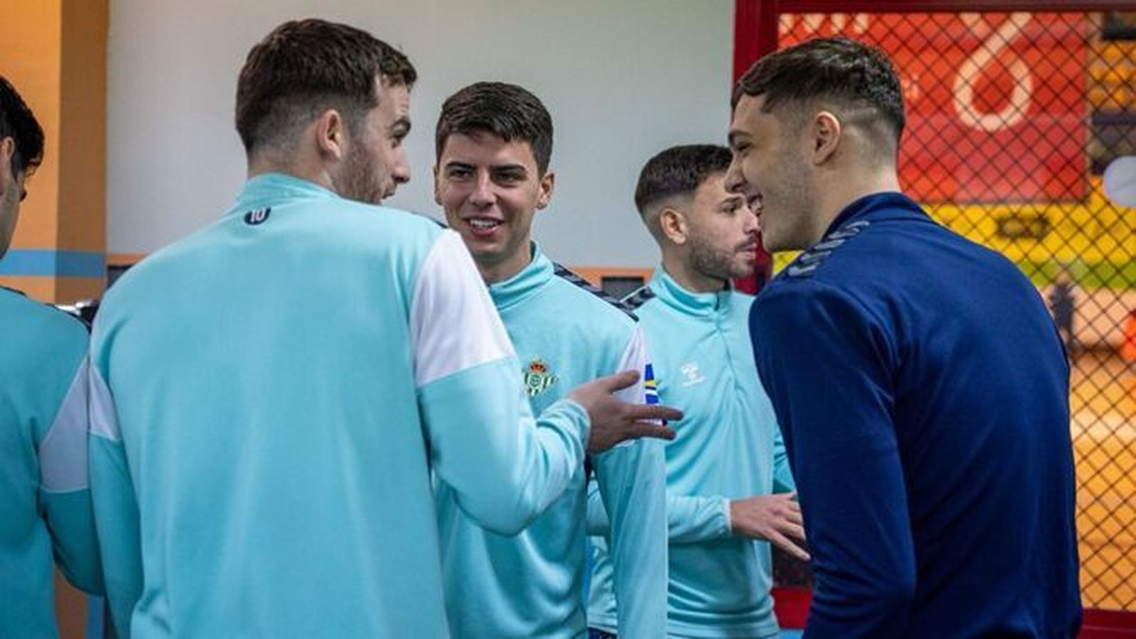 Raúl Jiménez conversa con Cristian Povea en  presencia del  portero argentino  Starna.