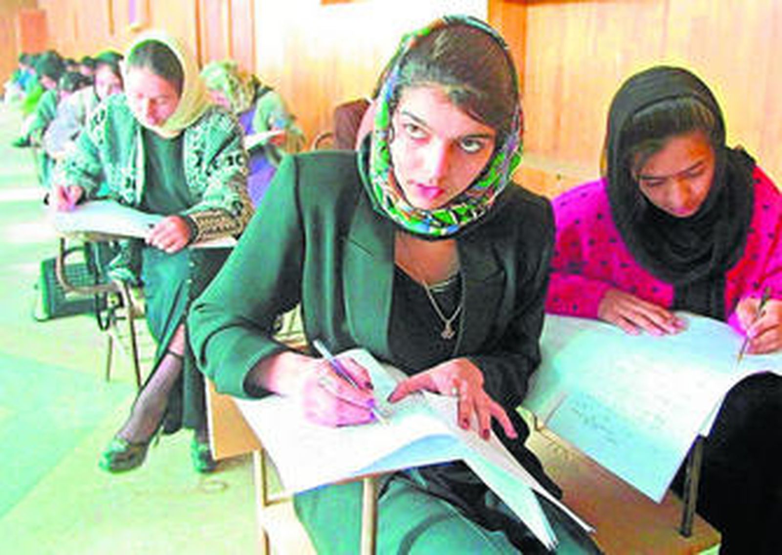 Estudiantes afganas durante un examen de acceso para la Universidad de Balkh, al norte del país.