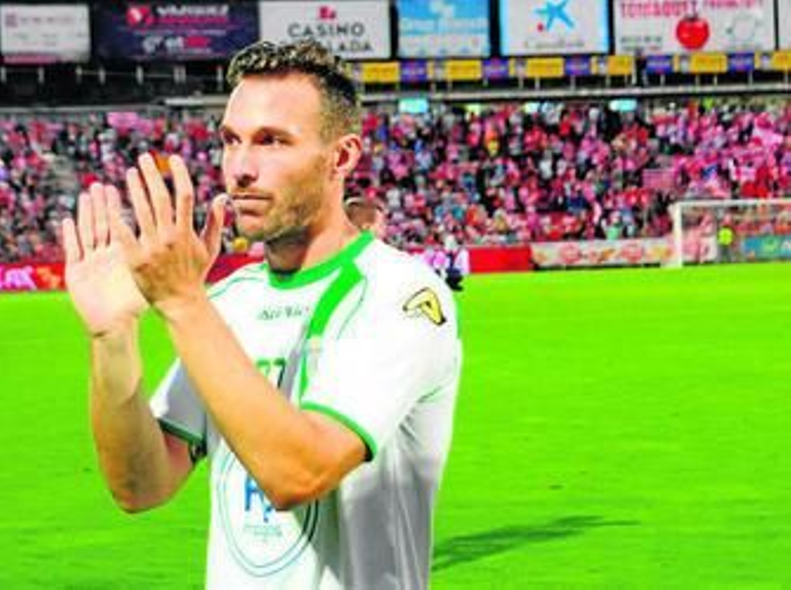 Xisco aplaude a la afición tras la eliminación en Gerona.