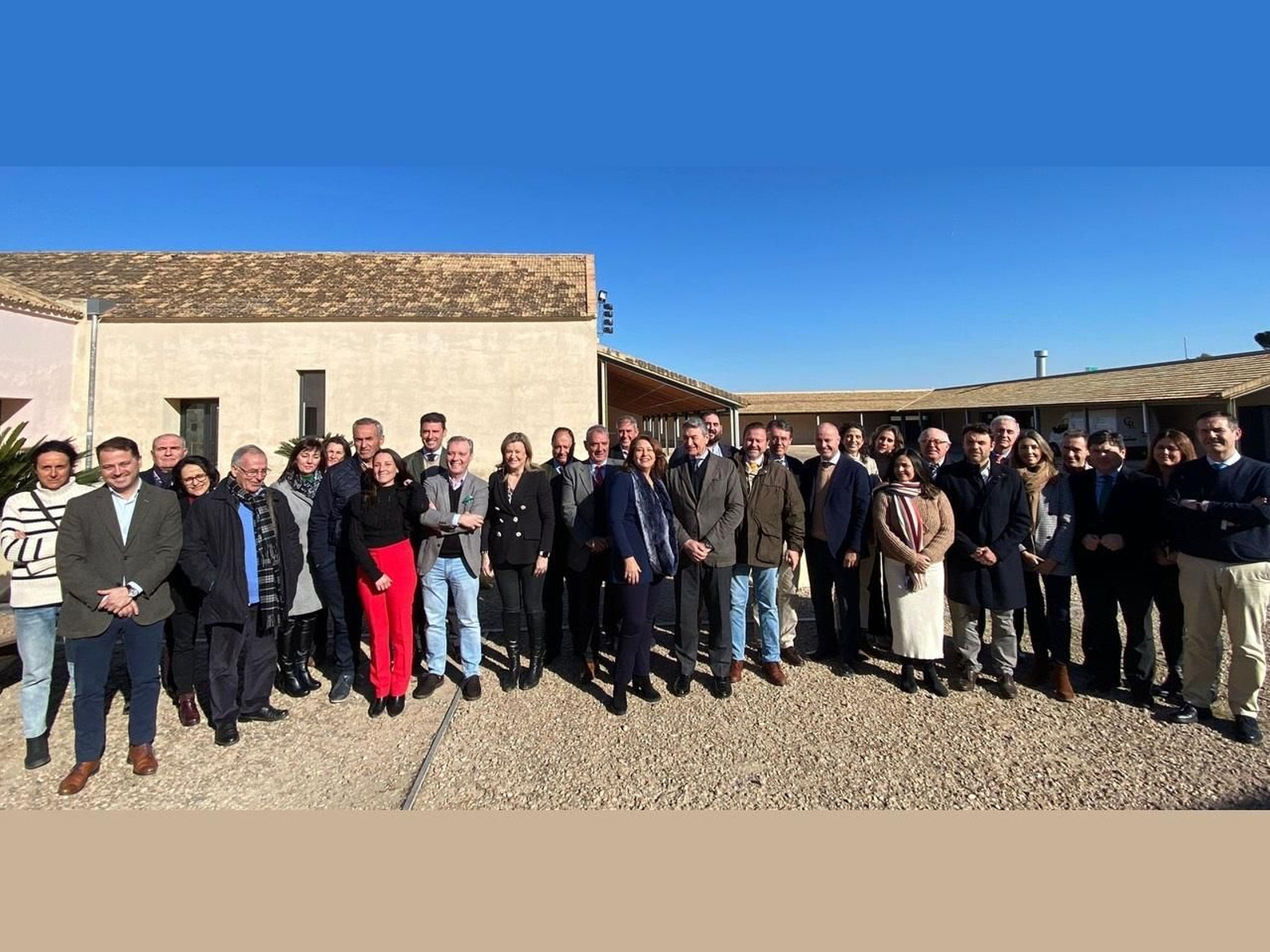 Foto de familia de los miembros de la CADO con la consejera de Agricultura. Foto de familia de los miembros de la CADO con la consejera de Agricultura.
