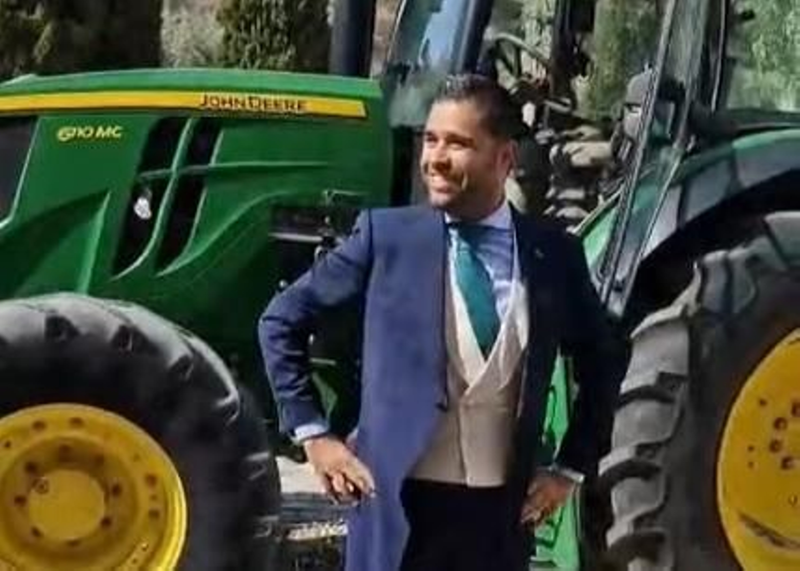 El ingeniero agrónomo Fernando López llega a su boda en un tractor.