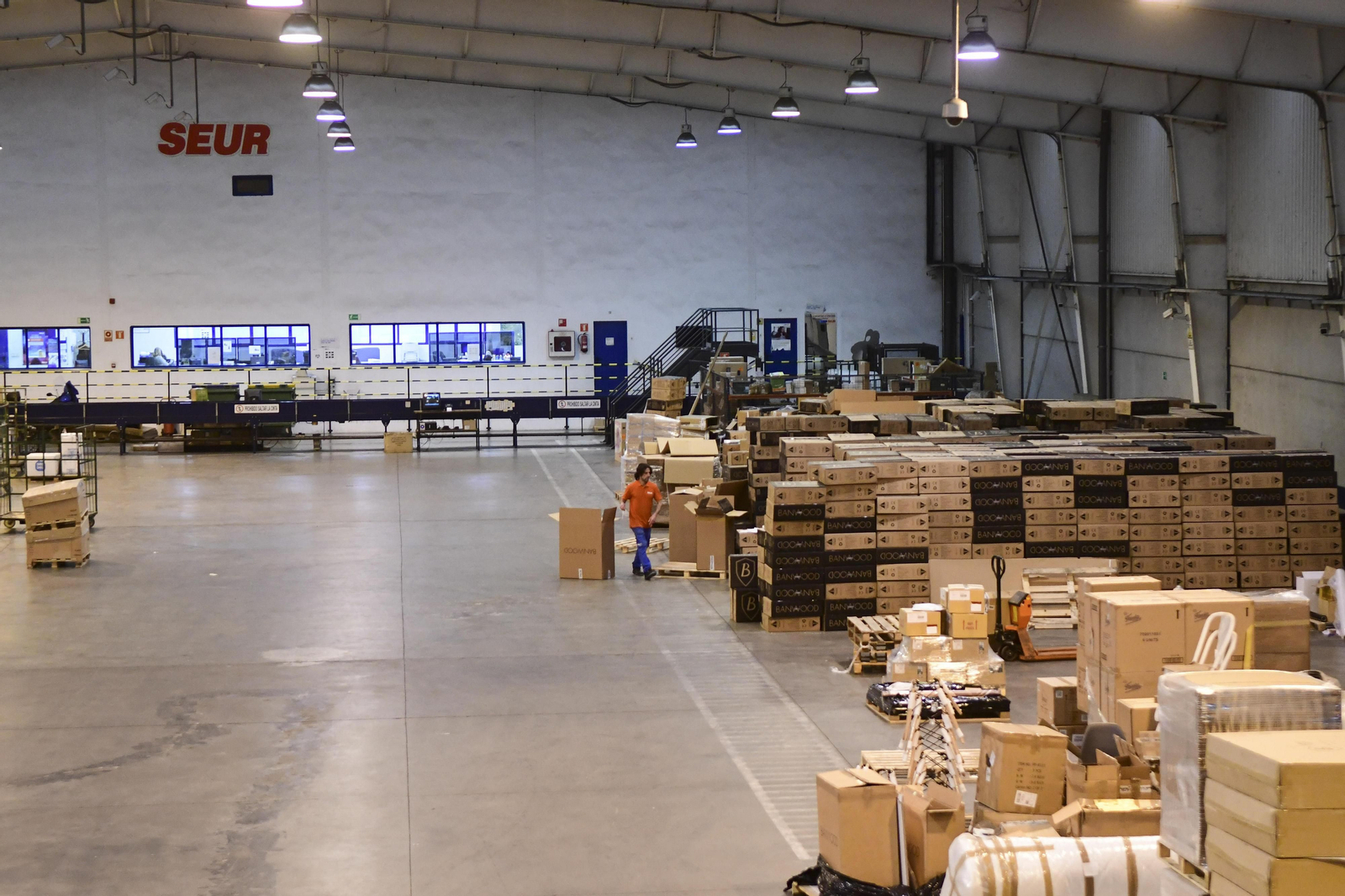 Vista del almacén de una empresa de paquetería en una imagen de archivo