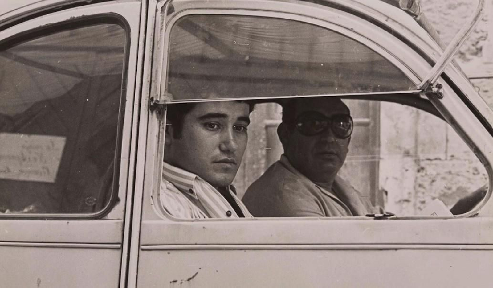 Fotograma de 'Menese', film dirigido por Remedios Malvárez, con el cantaor, derecha, y Francisco Moreno Galván.