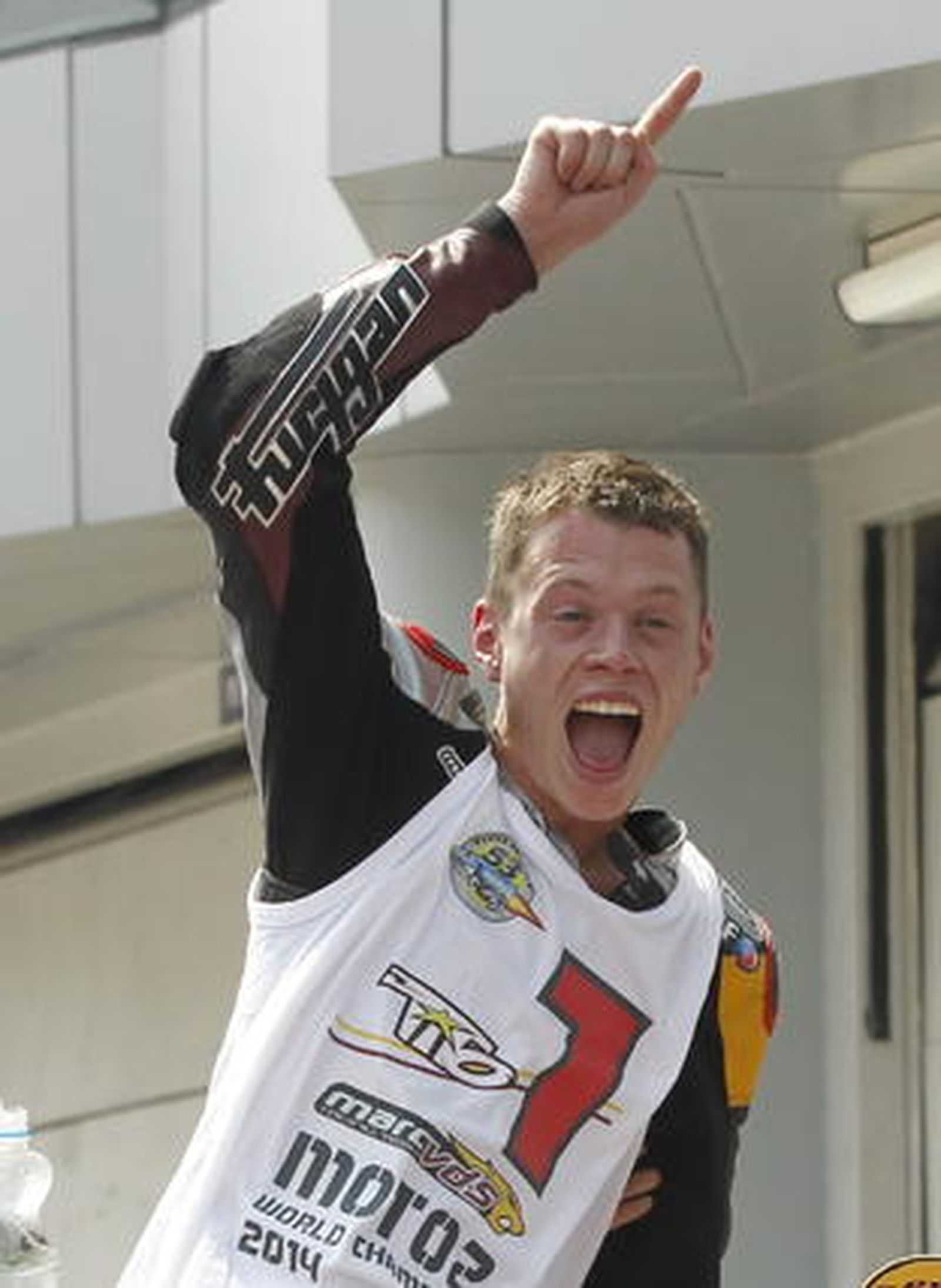 Tito Rabat celebra tras proclamarse campeón del mundo en Moto2.

Foto: EFE