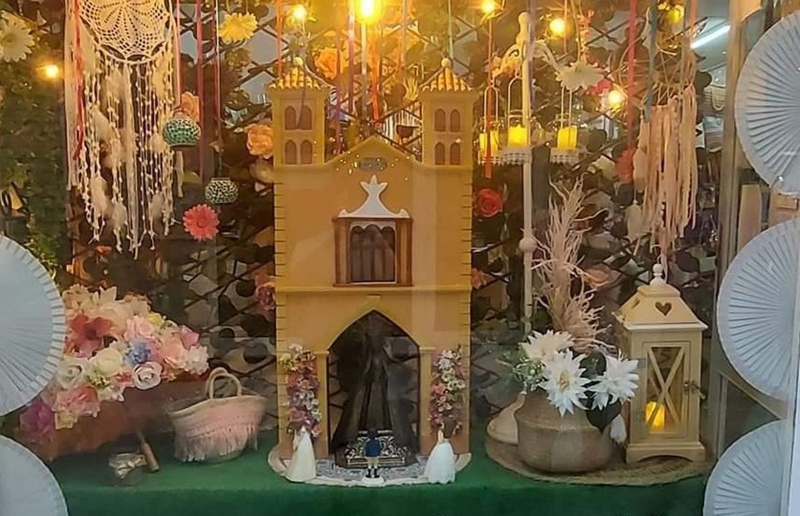 Detalle del escaparate ganador, con la maqueta de la ermita.