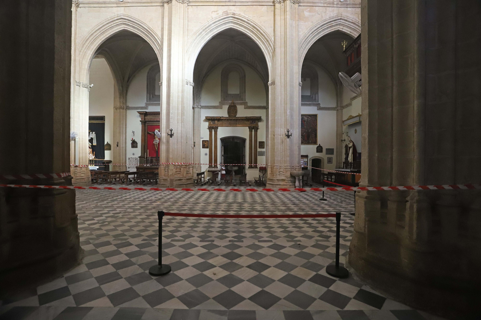 Fotos de los daños en las vidrieras de la iglesia de San Mateo, en Tarifa