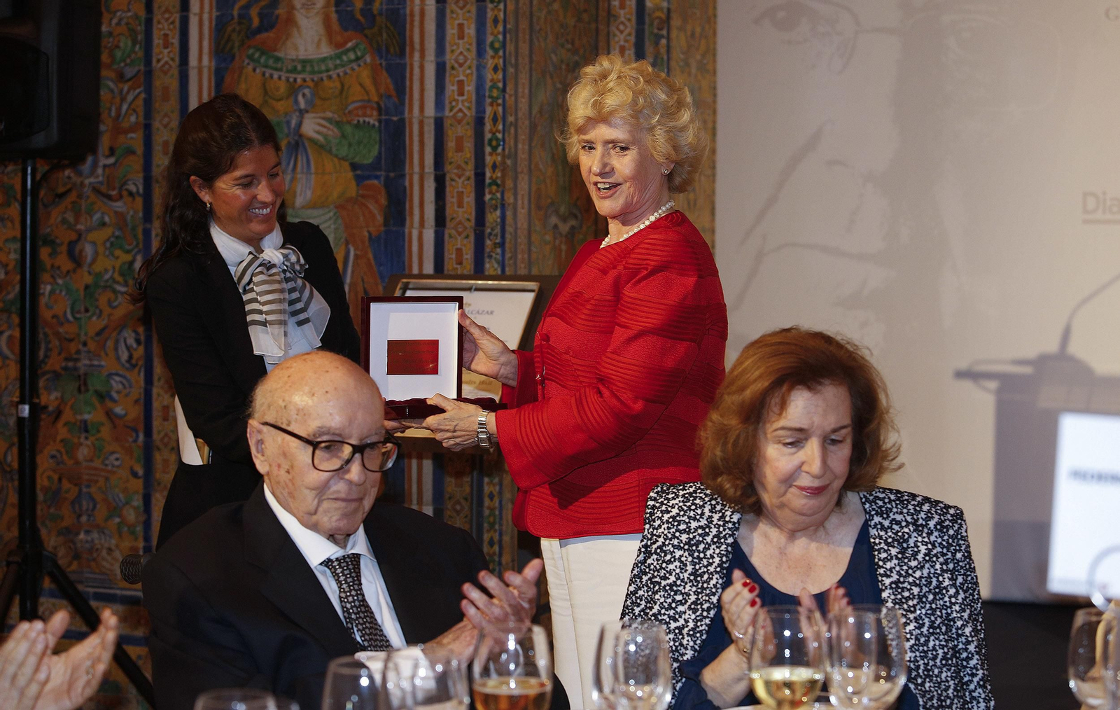 La entrega del VIl Premio Manuel Clavero a Soledad Becerril, en imágenes