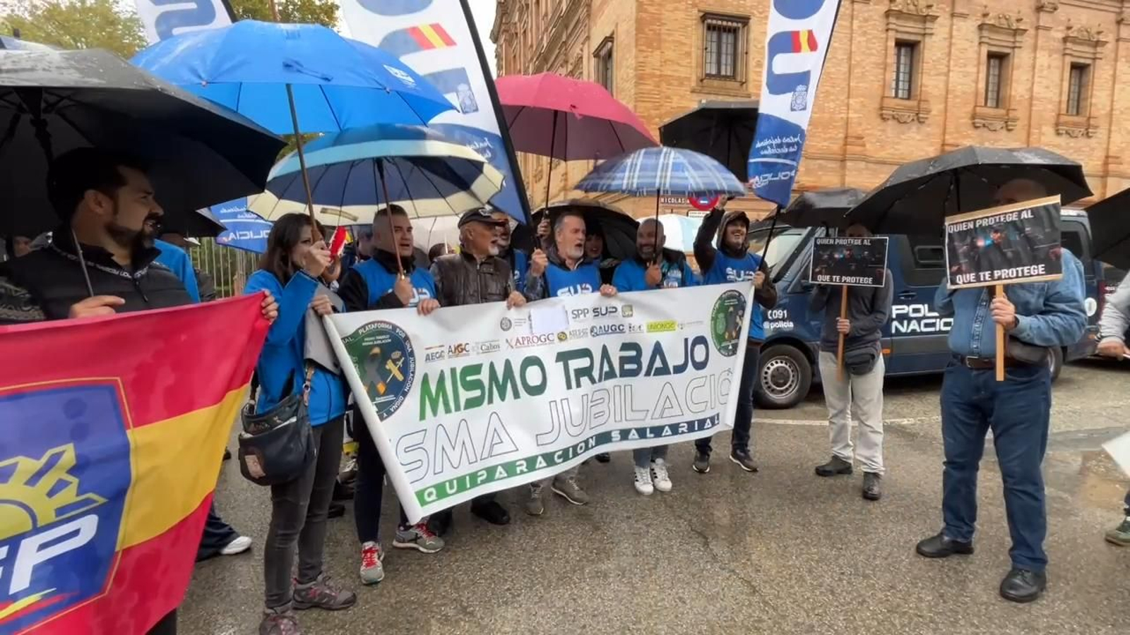 Protesta de policías nacionales y guardias civiles en Sevilla