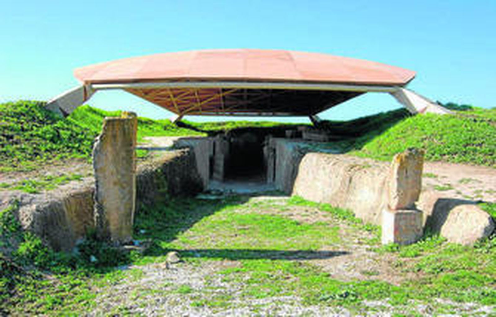 Las luminarias del monumento han desaparecido, además de haber destrozos en el centro de interpretación.