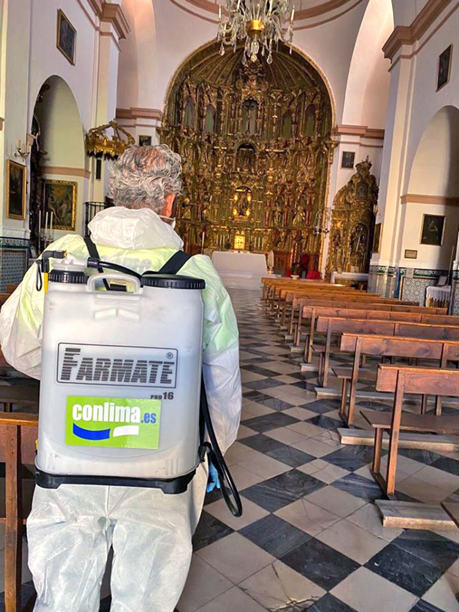 Desinfección en la parroquia de Higuera de la Sierra.