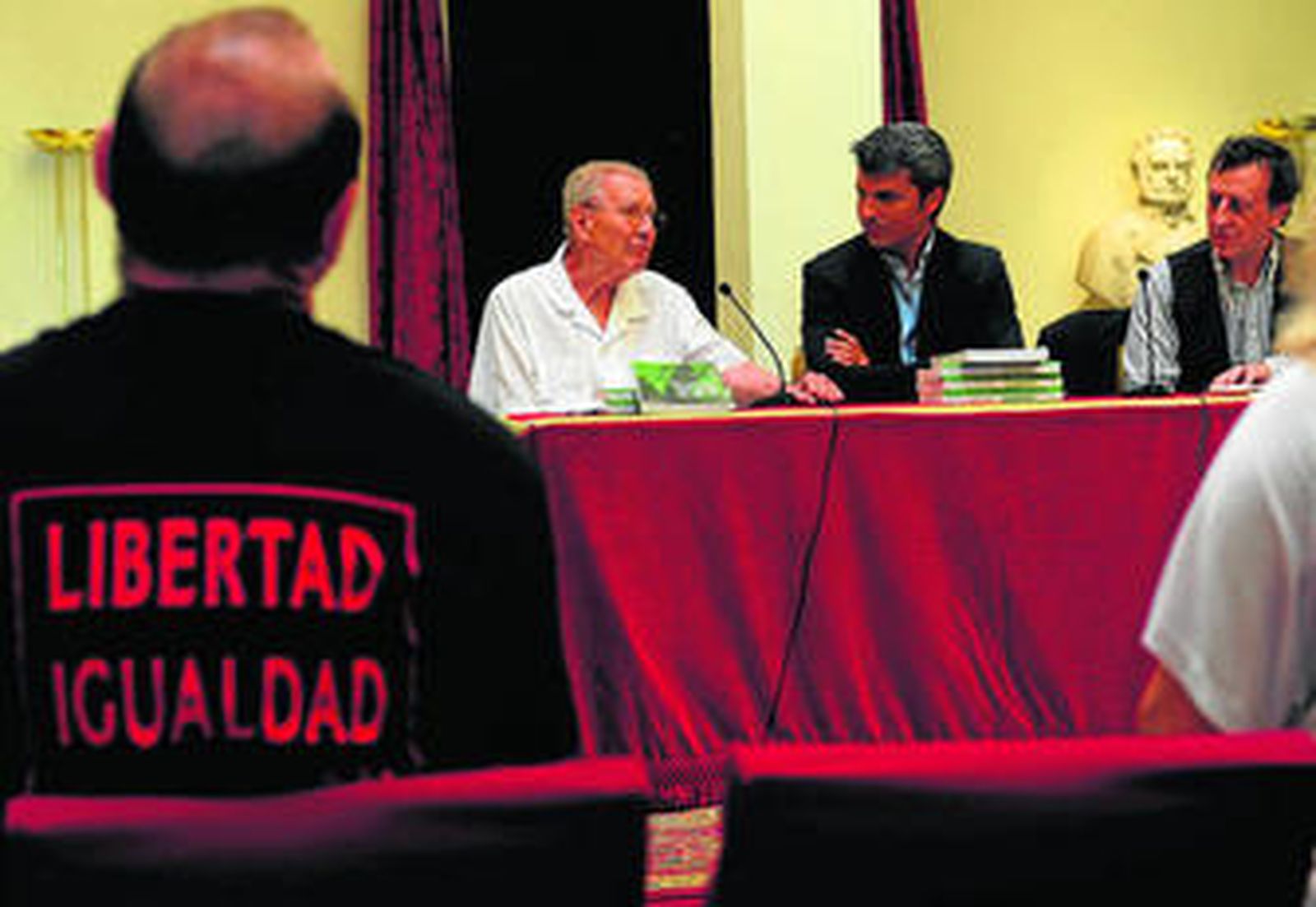 Pedro Ruiz-Berdejo, durante la presentación de su libro ayer en el Museo Municipal.