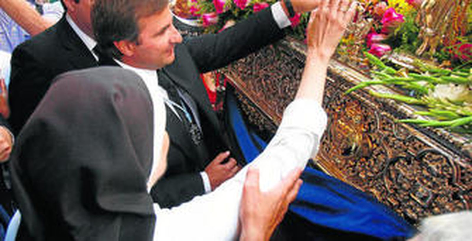 El coro de campanilleros acompañó incansable a la Señora de Huelva.