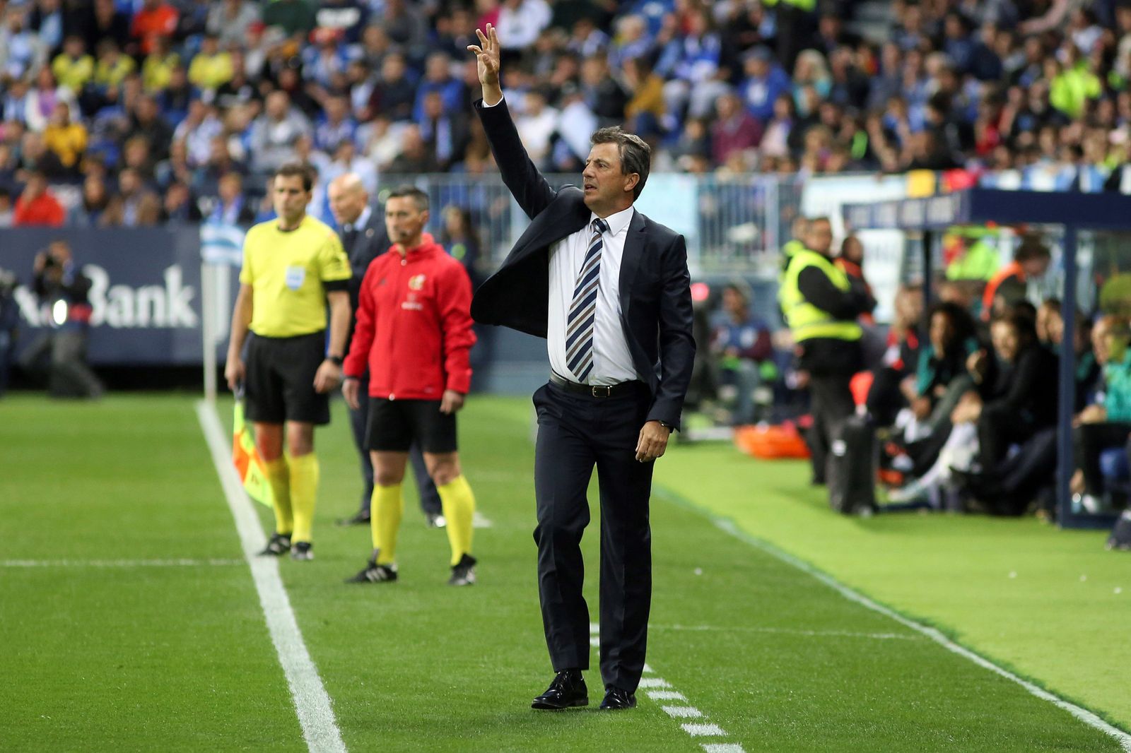 José González llama la atención de sus futbolistas en un momento del encuentro frente al Real Madrid.