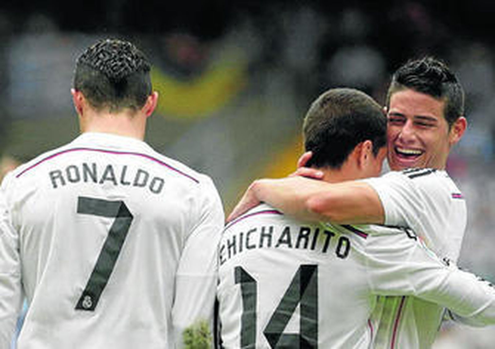 James Rodríguez felicita a Chicharito por el primero de sus dos goles en presencia de Cristiano Ronaldo.