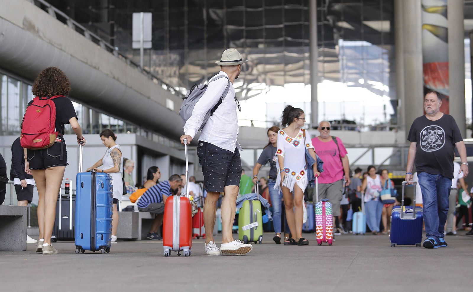 Imagen de archivo de turistas transitando por el aeropuerto.