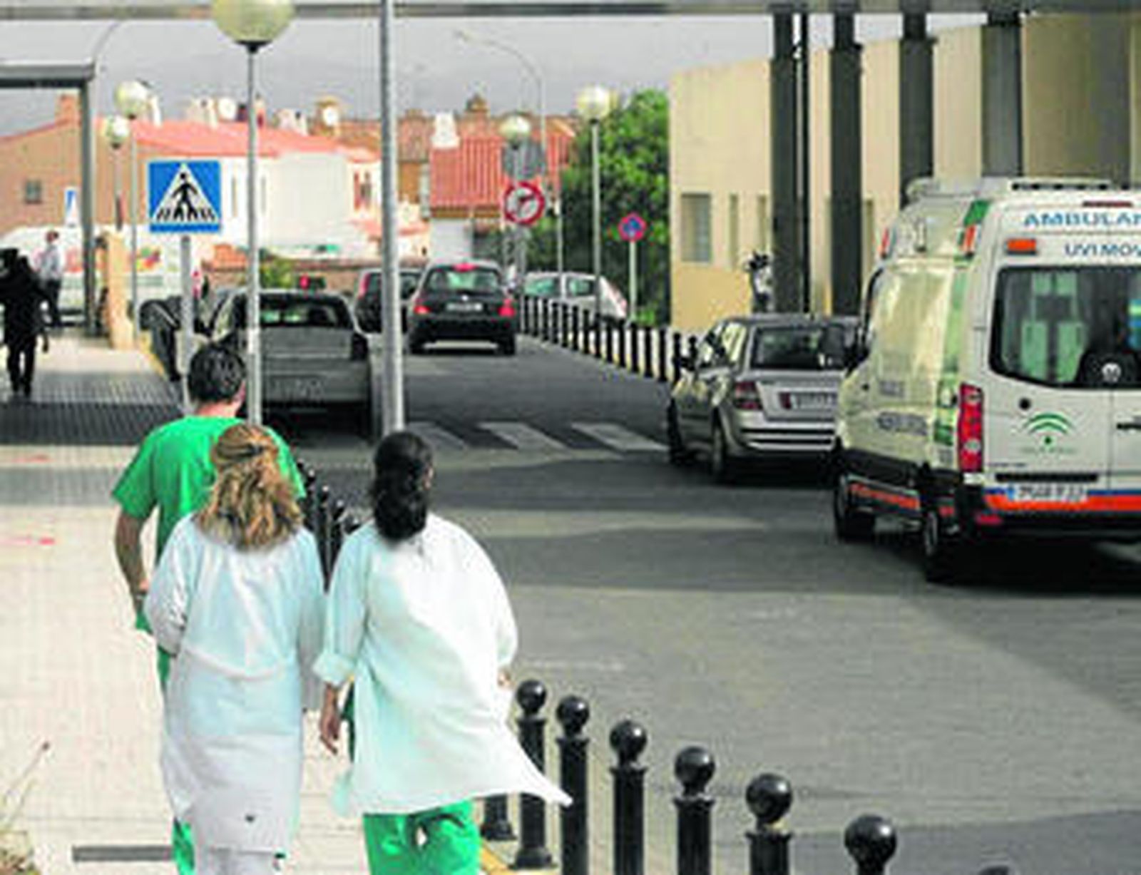 Personal sanitario junto al servicio de urgencias del hospital Punta de Europa.