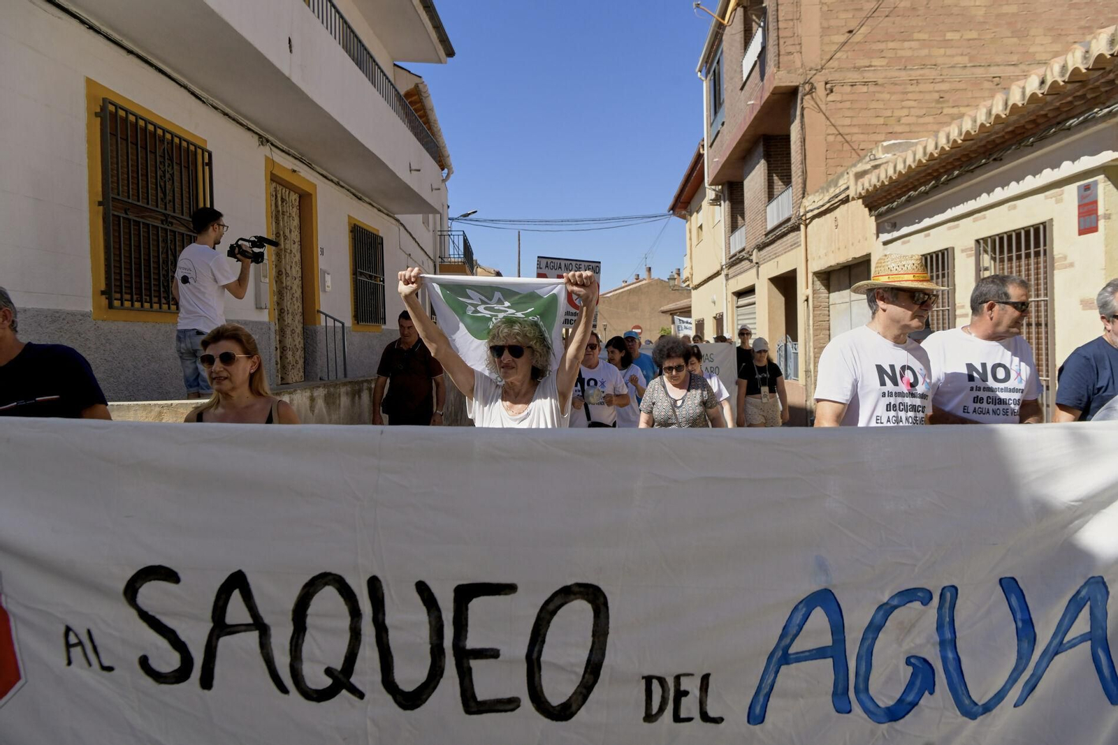 Así se han manifestado por las calles de Padul en contra de la embotelladora de Cijancos