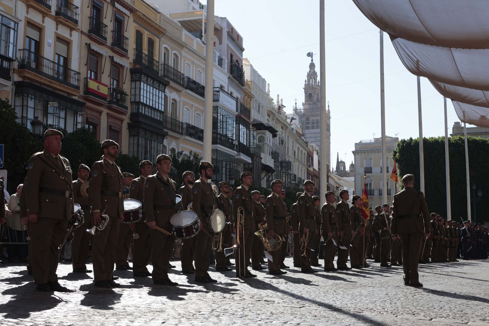 Las imágenes del acto de izado de la Bandera Nacional en la Plaza de San Francisco
