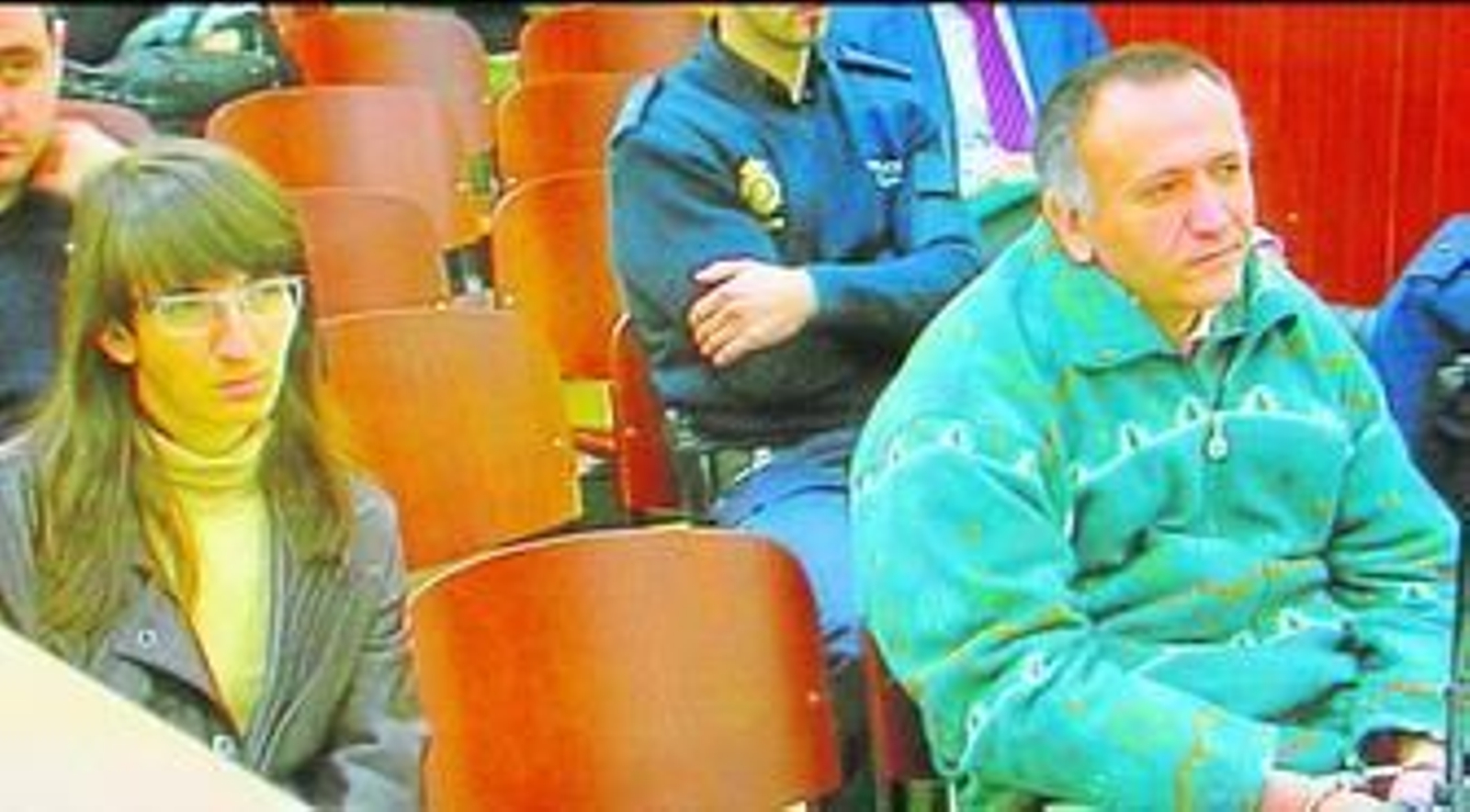 Rosa del Valle, a la izquierda, junto a su hermano Santiago, ayer durante el juicio.