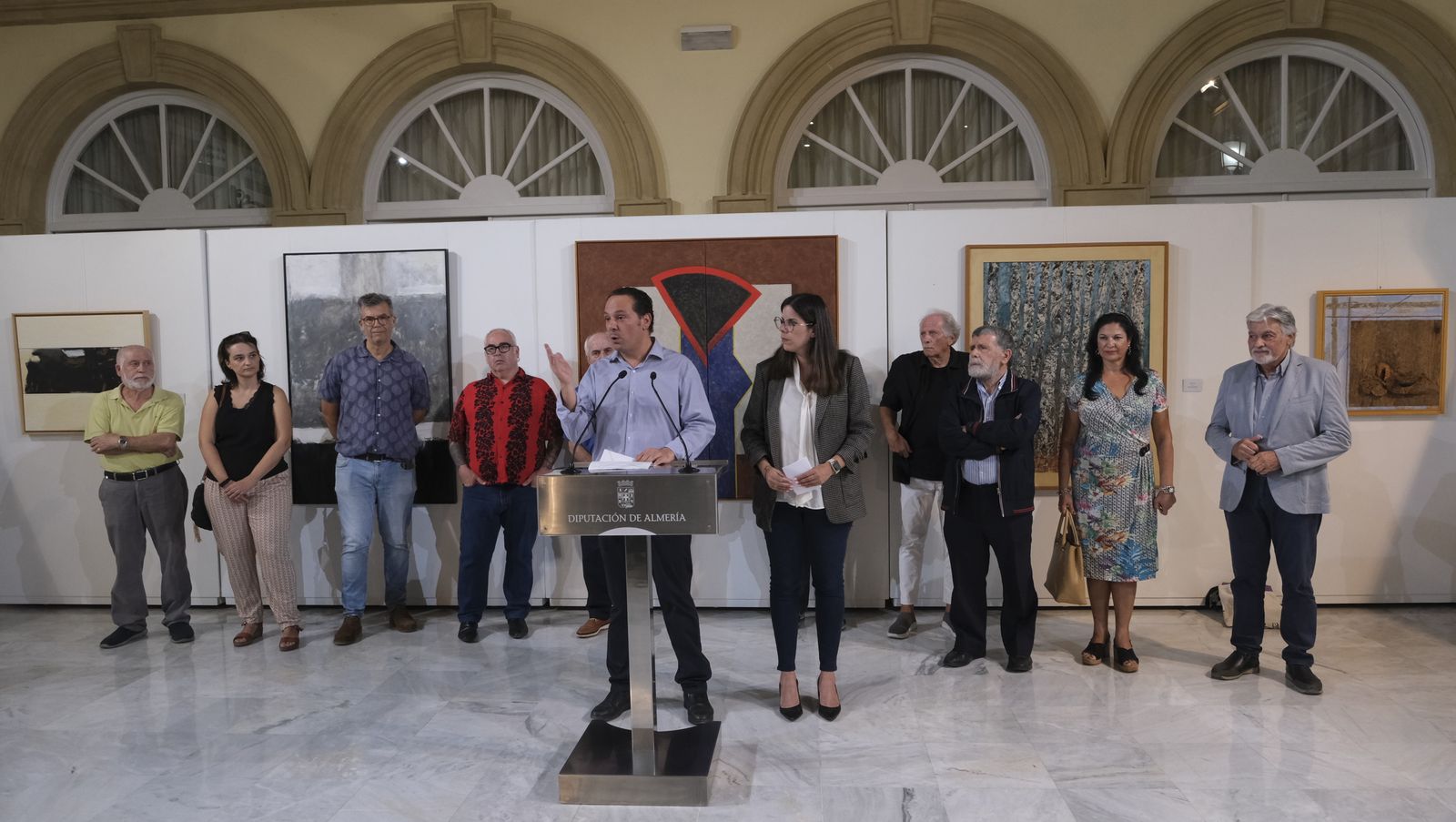 Almudena Morales y Juan Manuel Martín con los artistas que exponen en el Patio de Luces de la Diputación.