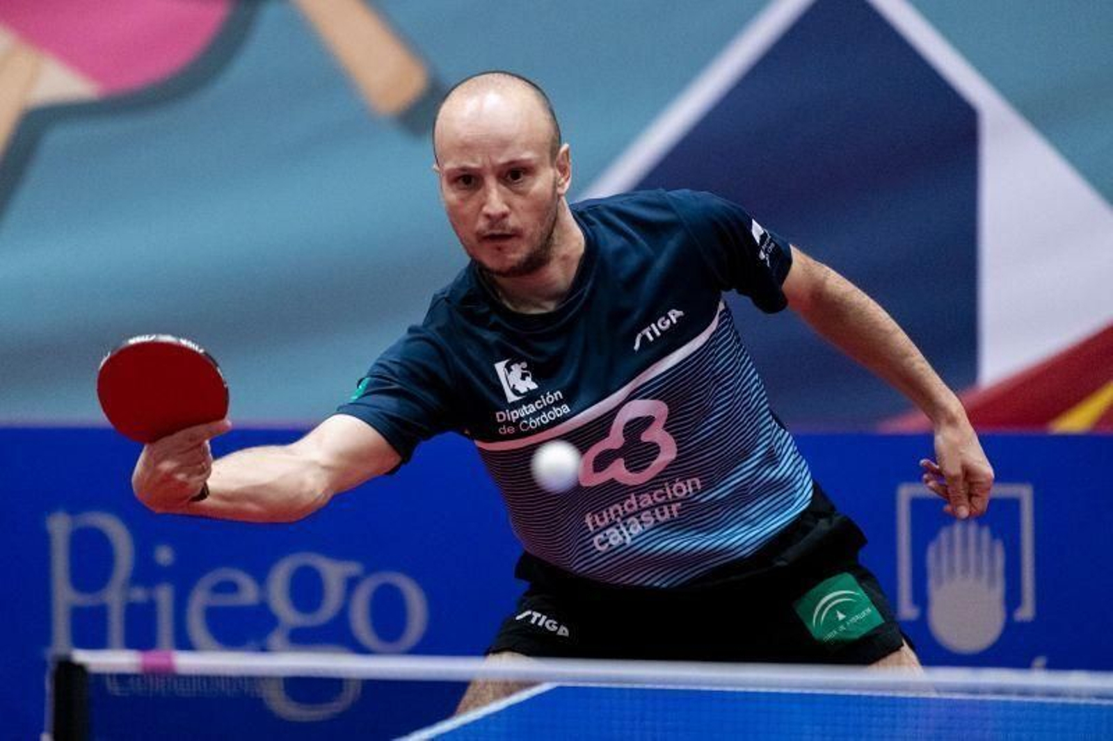 Carlos Machado devuelve una bola durante un partido.