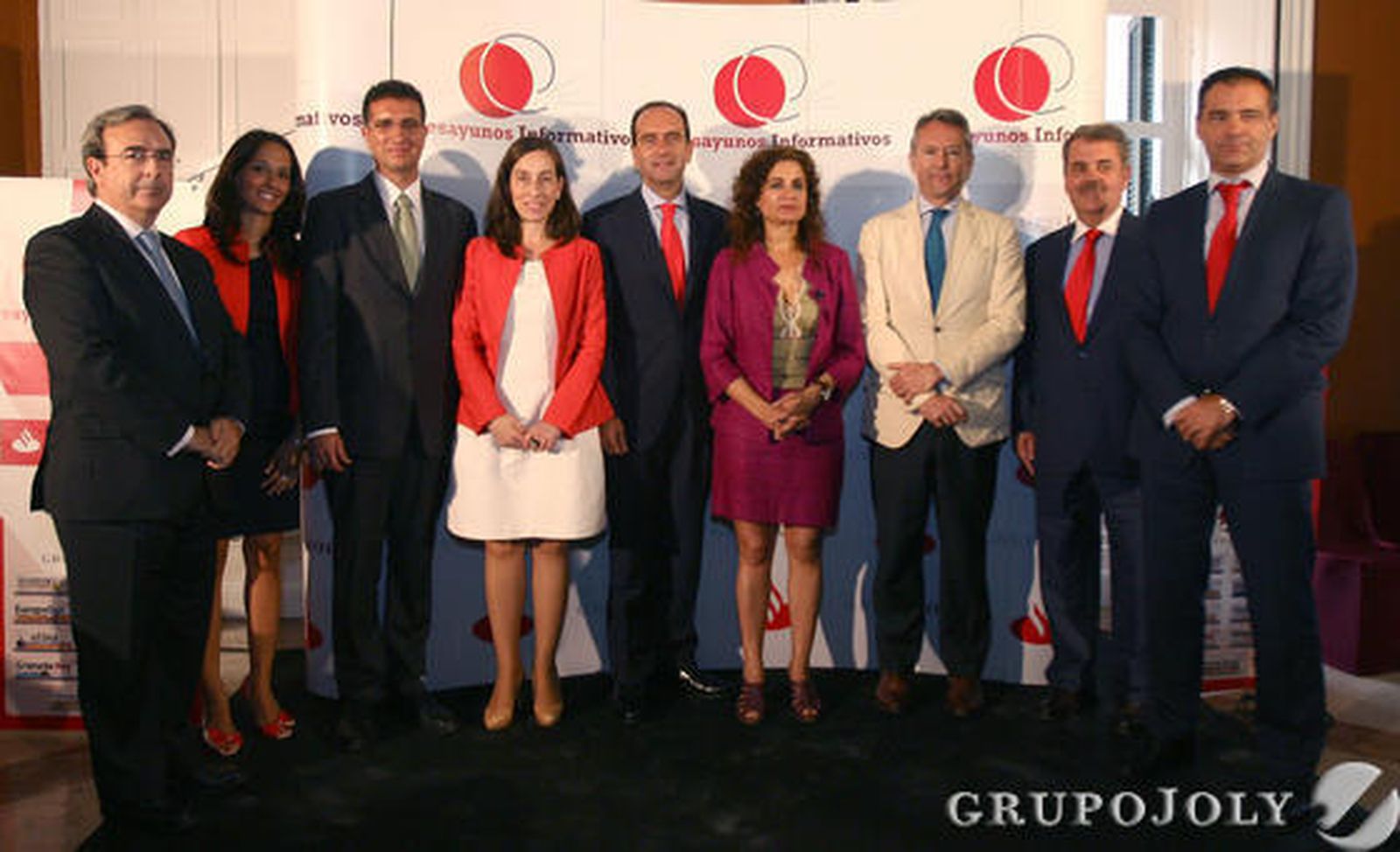 La consejera María Jesús Montero, flanqueada por Alberto Delgado y José Joly, acompañados por responsables de Banco Santander y Grupo Joly.  Foto: Mamen Pérez