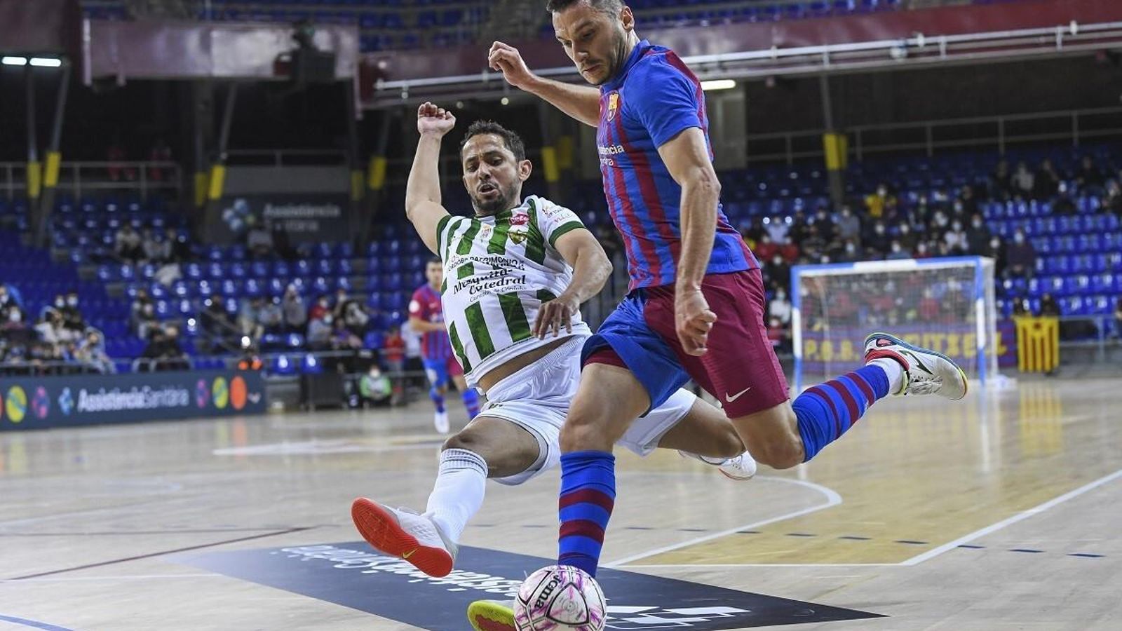 Caio efectúa una acción defensiva ante el disparo de Esquerdinha.