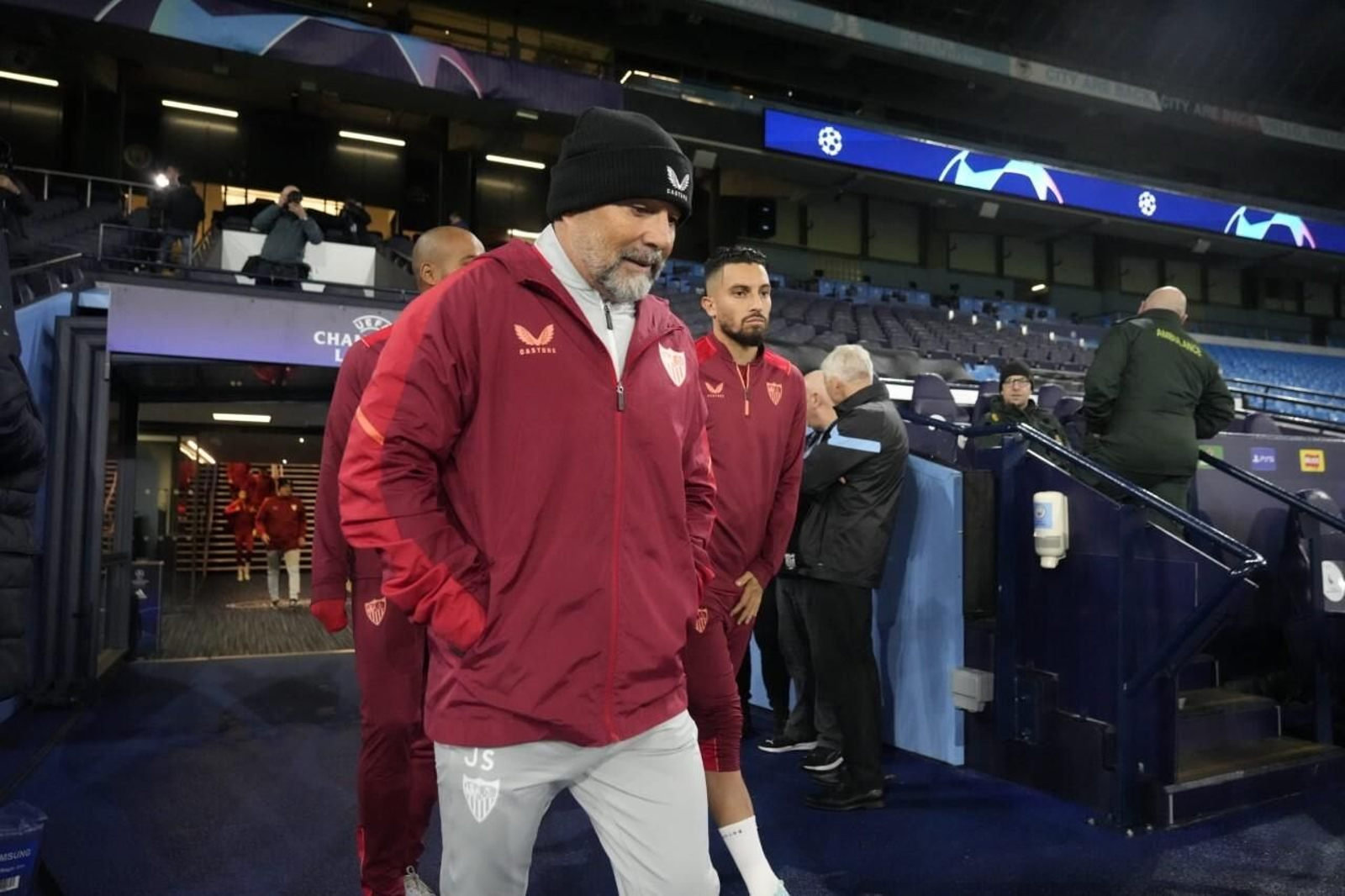 Sampaoli, saliendo a  entrenar al Etihad Stadium.