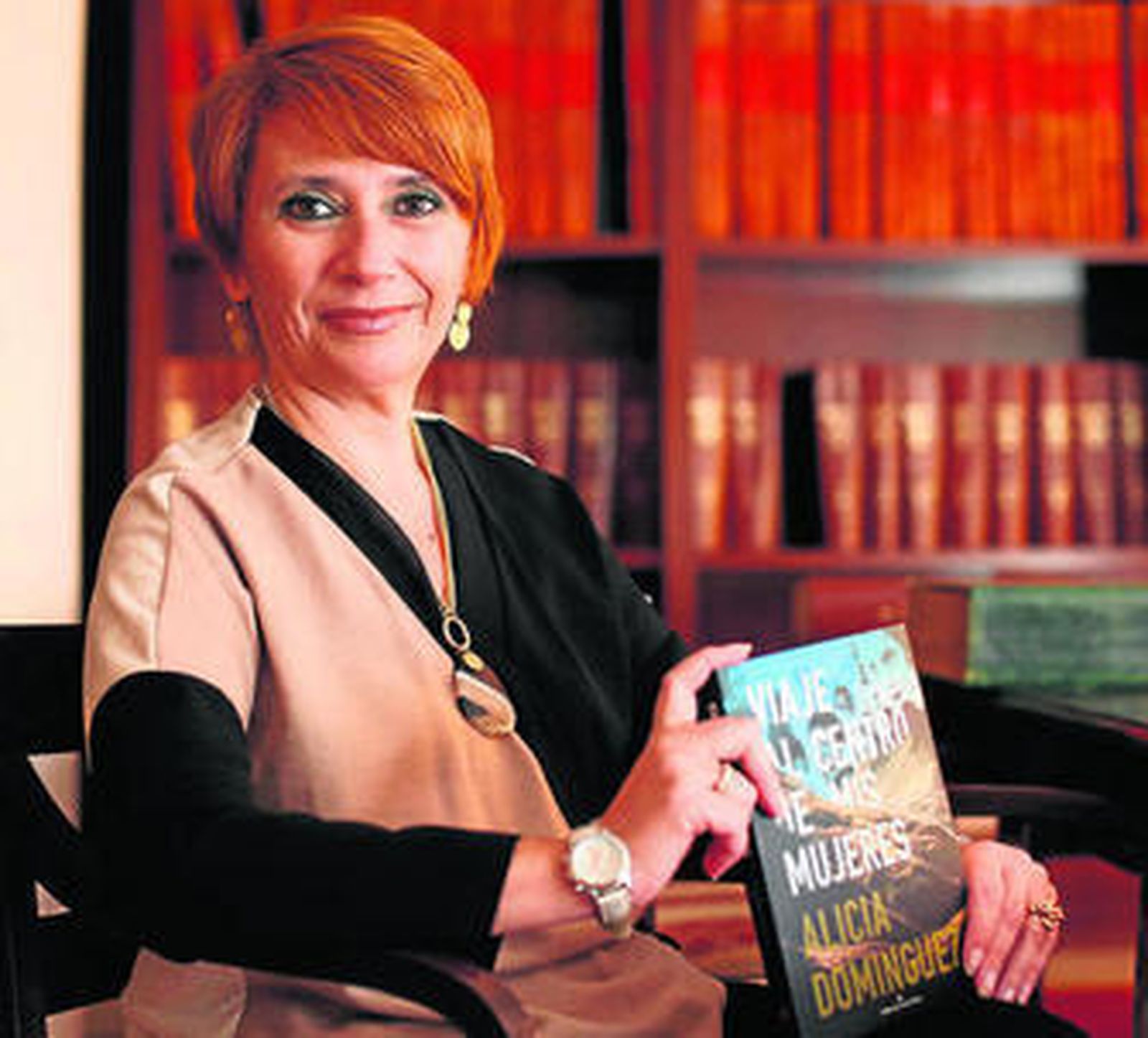 Alicia Domínguez, ayer, en la hemeroteca de Diario de Cádiz.