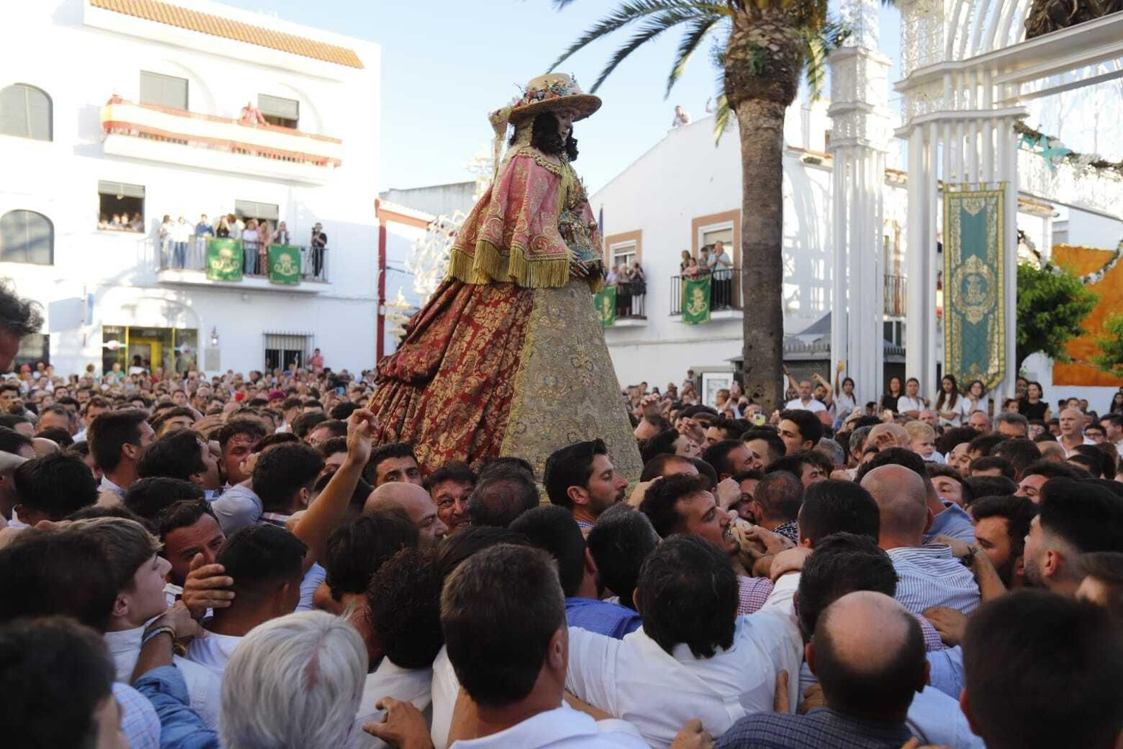 Traslado: las primeras imágenes de la Virgen del Rocío por las calles de Almonte