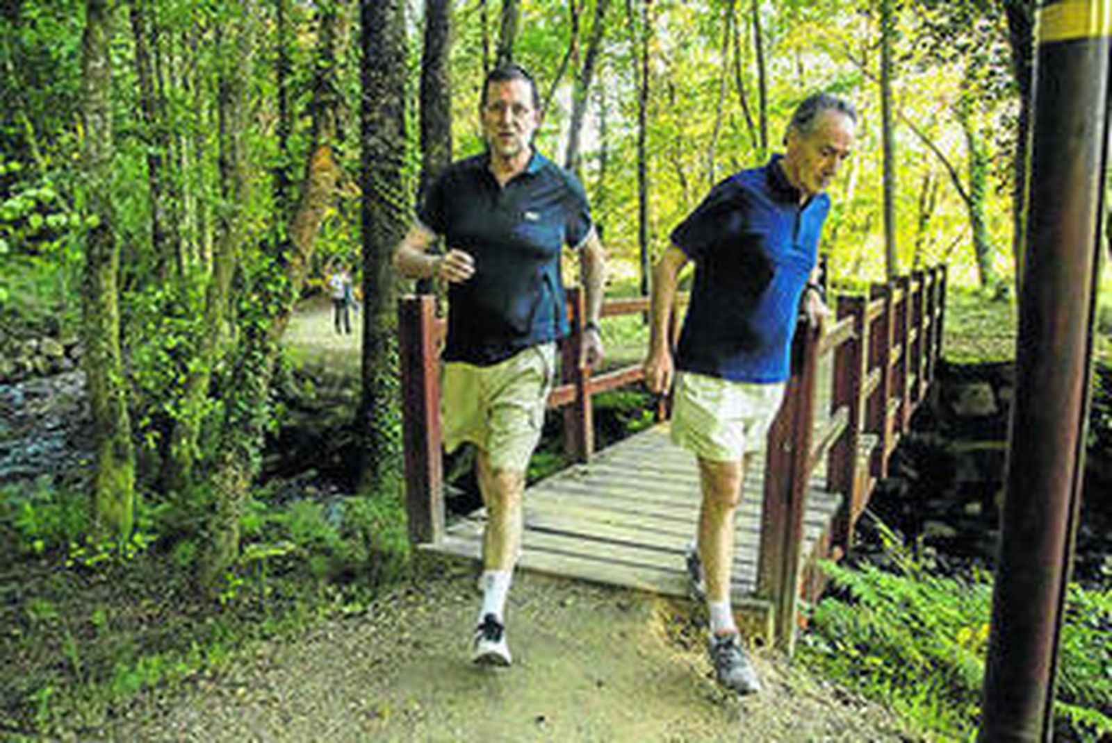 Mariano Rajoy pasea con el marido de Ana Pastor en Galicia el verano pasado.