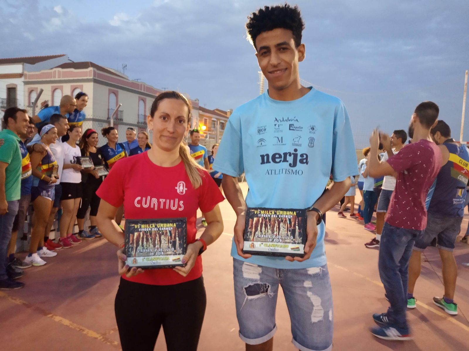 María del Rocío Rosillo y Mahmud Abnu muestran sus trofeos conseguidos en Trigueros.