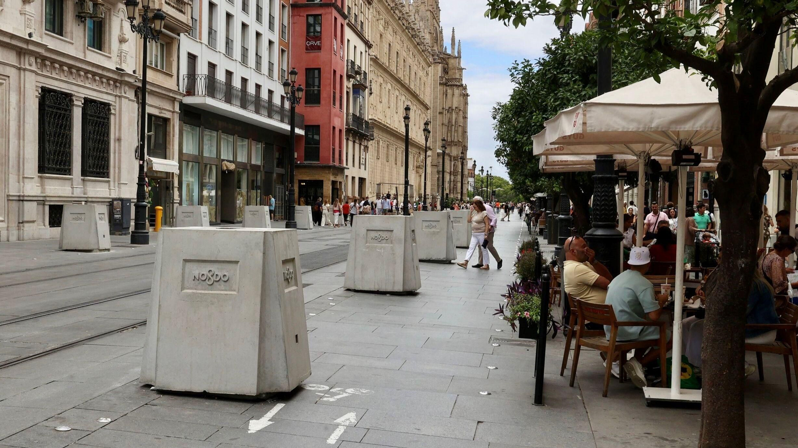 Bloques de hormigón y veladores en la avenida de la Constitución.