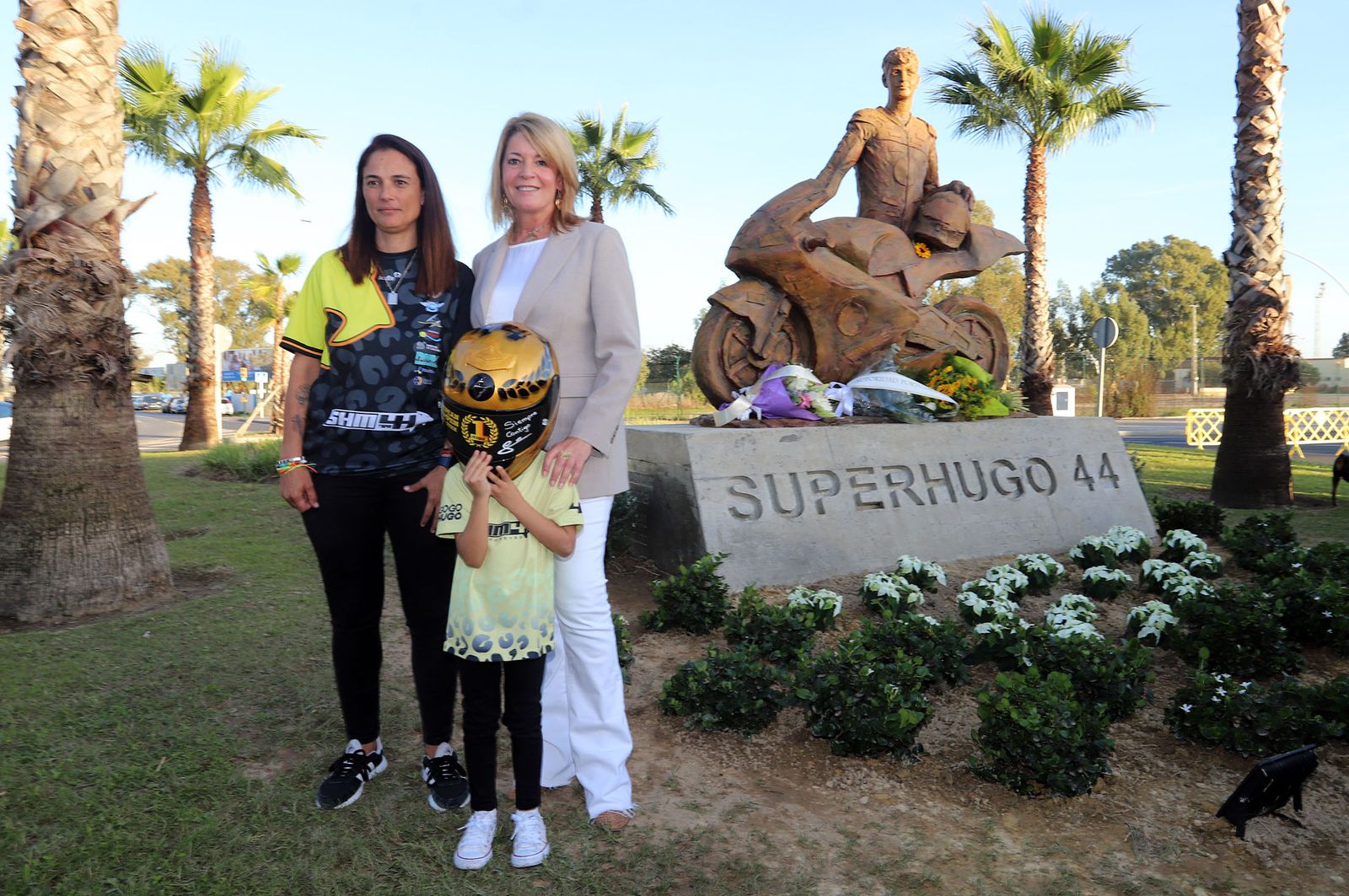 Imágenes del monumento a Súper Hugo en la rotonda frente al Nuevo Colombino