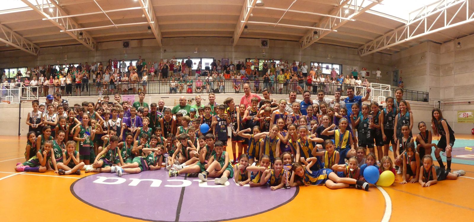 Foto de familia de gran parte de los participantes