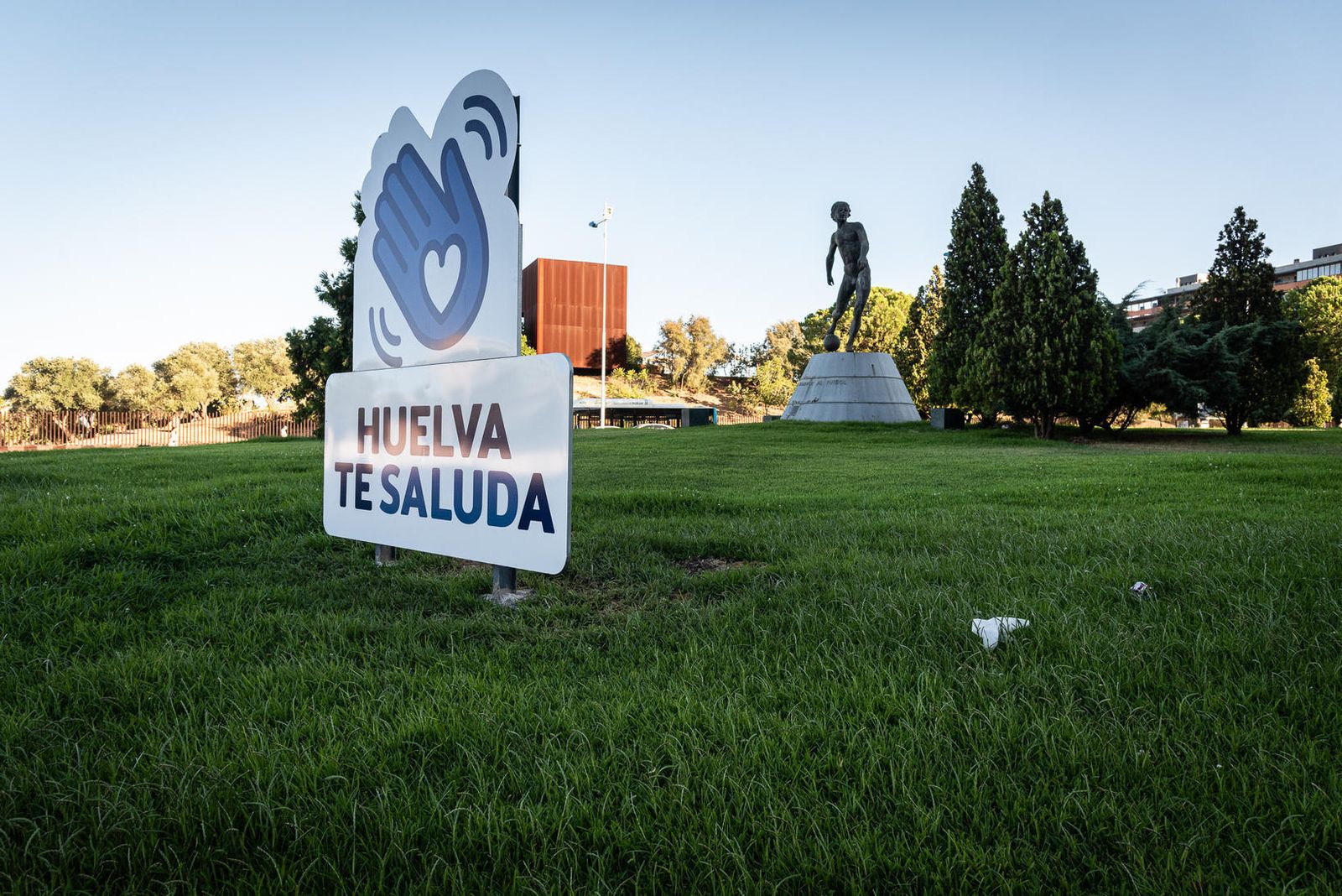 Uno de los carteles de la campaña ‘Huelva te saluda’ ubicado a la entrada de la ciudad, en la Avenida de Andalucía.