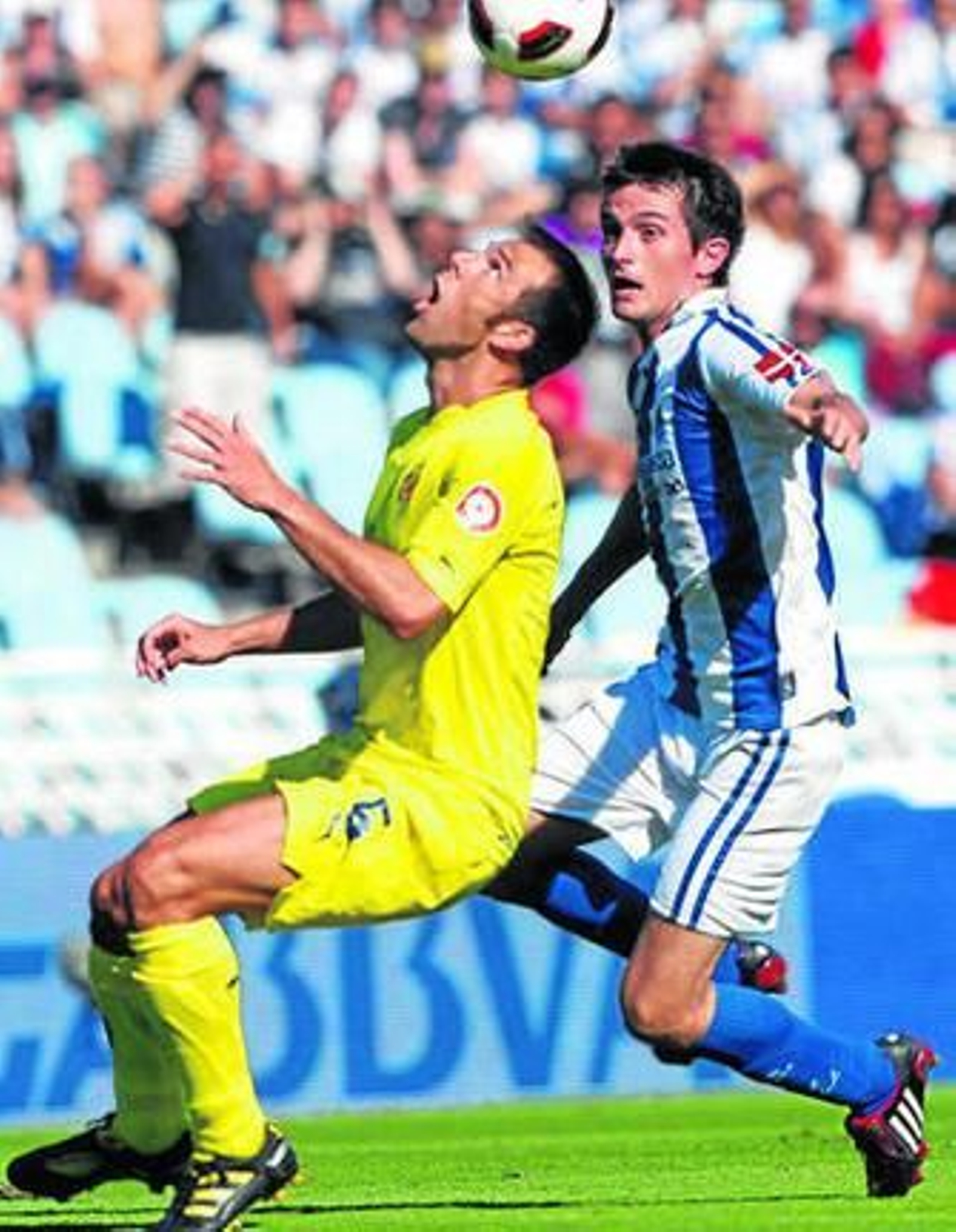 Marchena se frena ante Joseba Llorente.