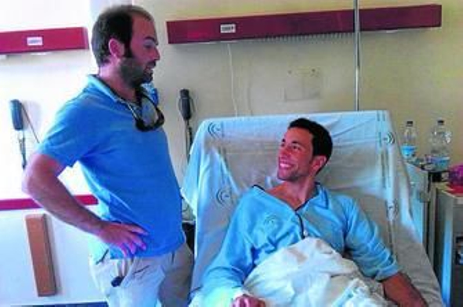 Miranda, convaleciente de su percance en el campo, recibió la visita del otrora novillero Alejandro Urbano.