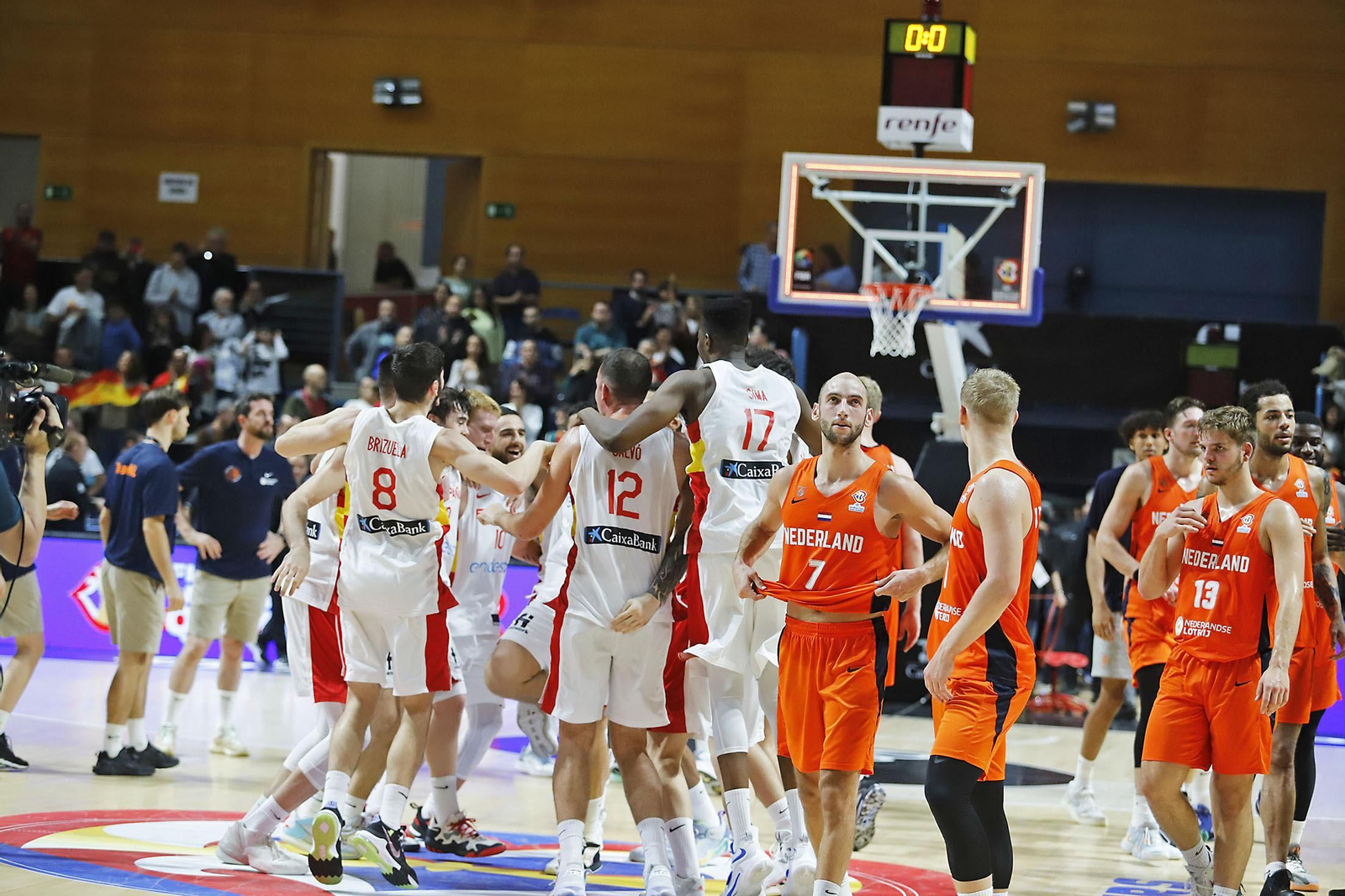 Imágenes de la celebración de la selección Española de baloncesto por certificar su pase con una victoria ante Paises Bajos Imágenes de la celebración de la selección Española de baloncesto por certificar su pase con una victoria ante Paises Bajos