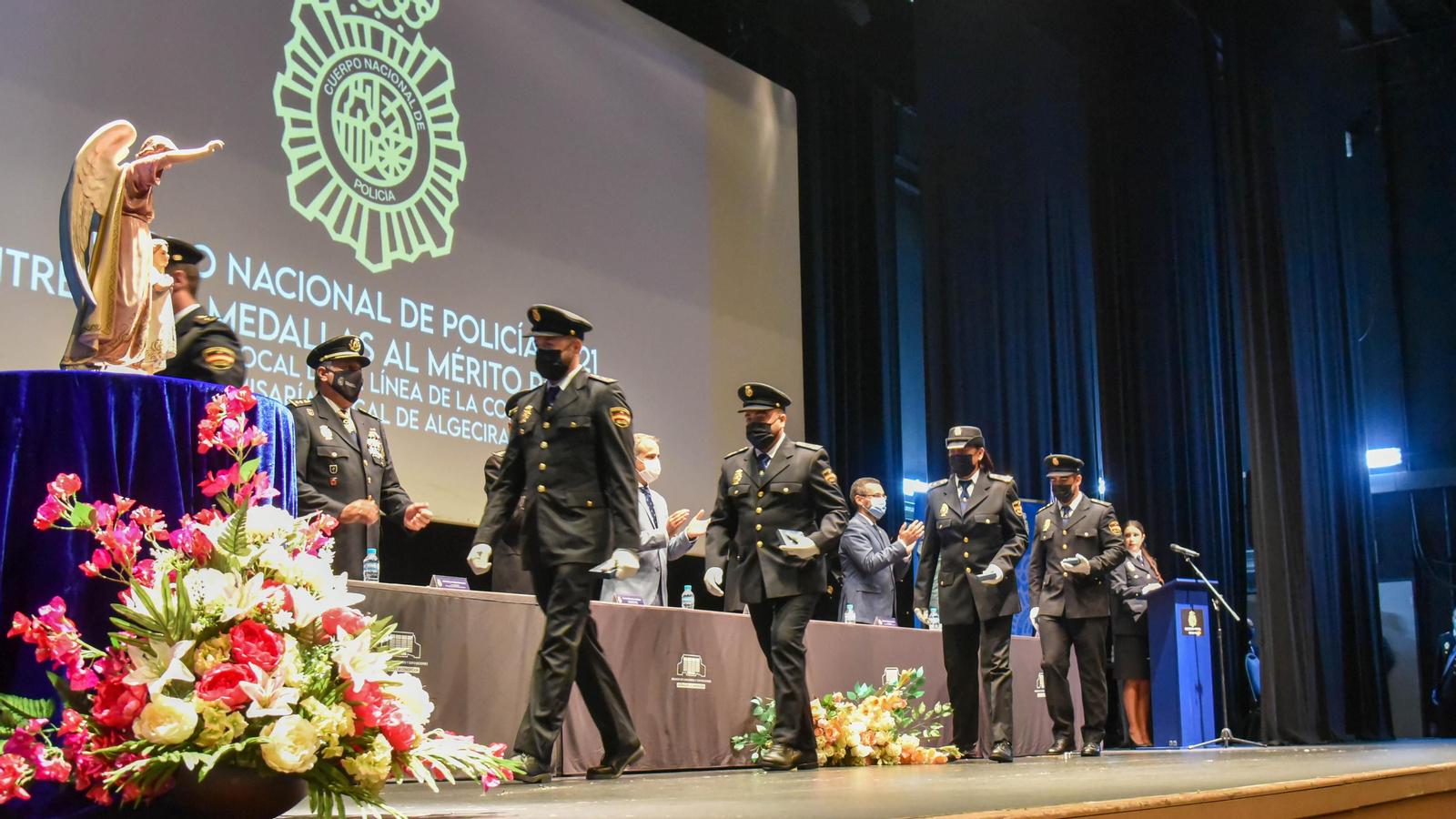 Las fotos de la entrega de medallas por el Dia de la Policía Nacional